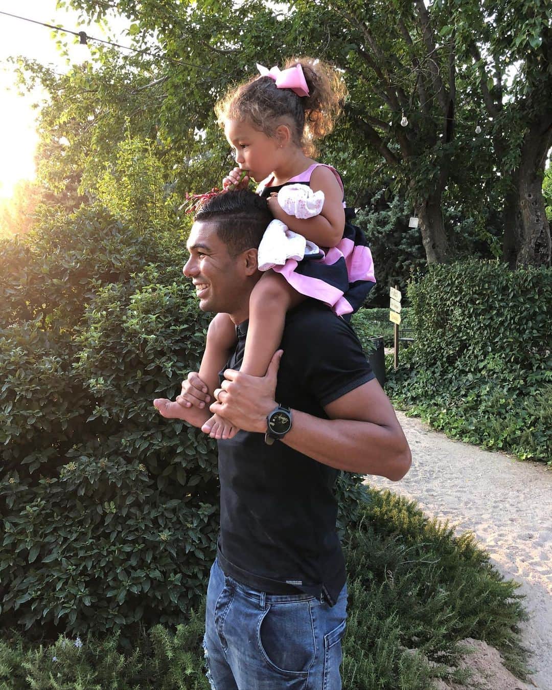 アナ・マリア・カゼミーロのインスタグラム：「Quando eu vejo o tamanho desse amor me emociona! Papai e Sara🥰 Amor puro e feliz👨‍👧 @casemiro」