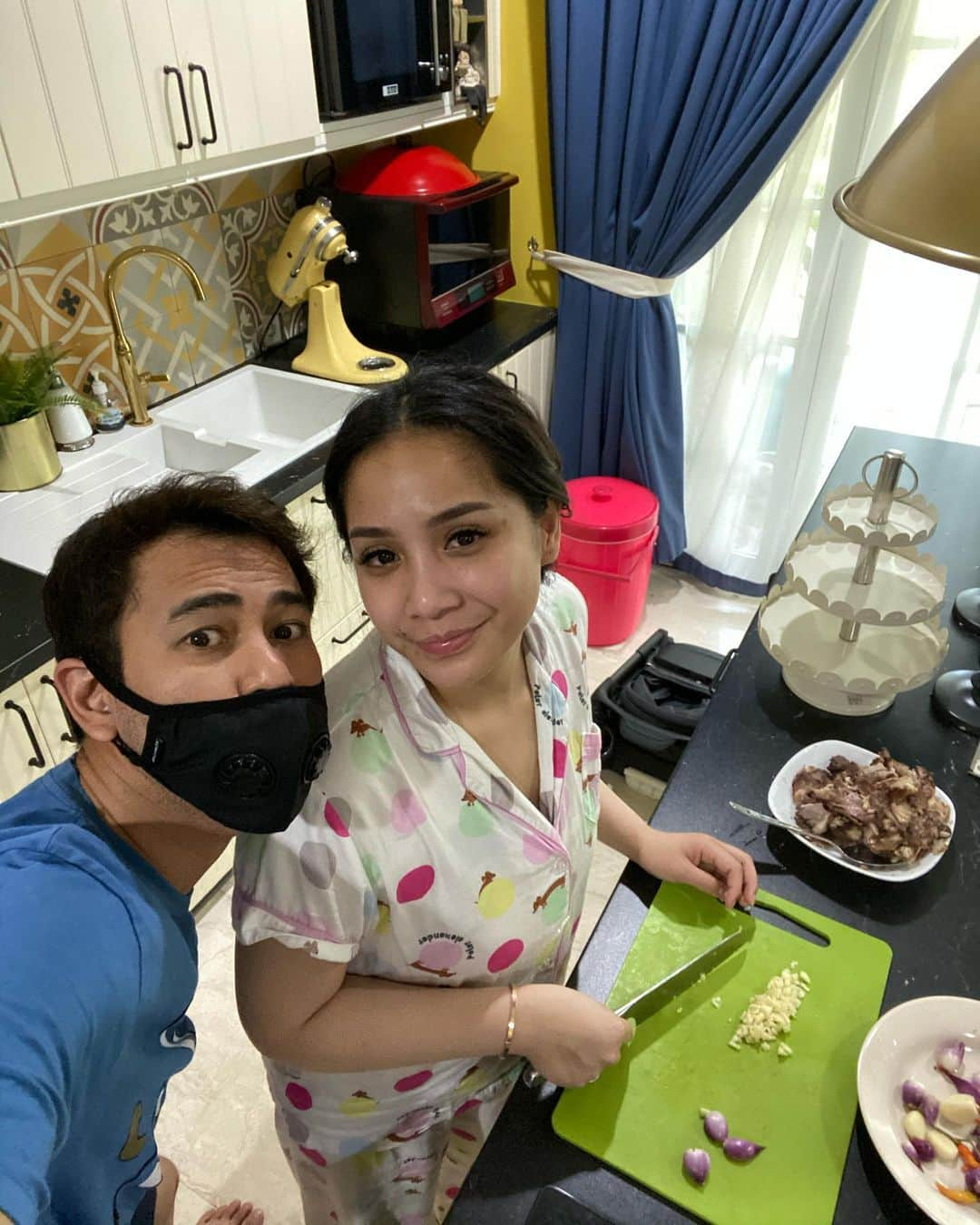 Raffi Ahmadさんのインスタグラム写真 - (Raffi AhmadInstagram)「Masak dulu Gaes ⭐️😊❤️ Biar tambah mesra 😍」3月20日 13時00分 - raffinagita1717