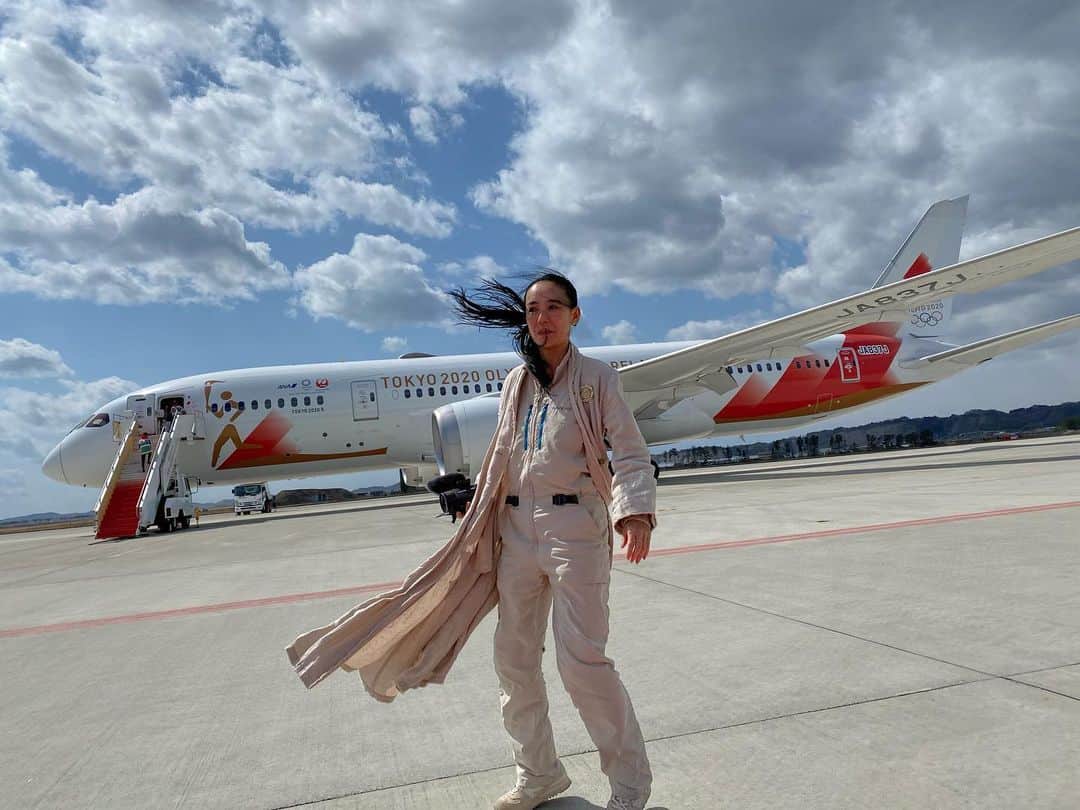 のインスタグラム：「ギリシャから 突風の中、聖火が無事到着しました！ 機内から聖火が手渡された瞬間、雲の切れ間から太陽の光が地上に届きました。 この聖なる火が、ここから日本全国を文字通りバトンリレーされてゆきます。  みんなの想いをつなぐ形 しっかり記録するぞ！  The Olympic flame has been arrived safely from Greece in a gust of wind. When the flame came out from the airplane, A ray of light shines through the clouds.  The Olympic torch will be relaid in all over the Japan. I will be filming the relay journey with each passing moment to be captured everyone thoughts for this event.  #東京2020  #tokyo202 #JAL#ANA #聖火リレー #olympics #torch #relay #welcome #japan #peace」