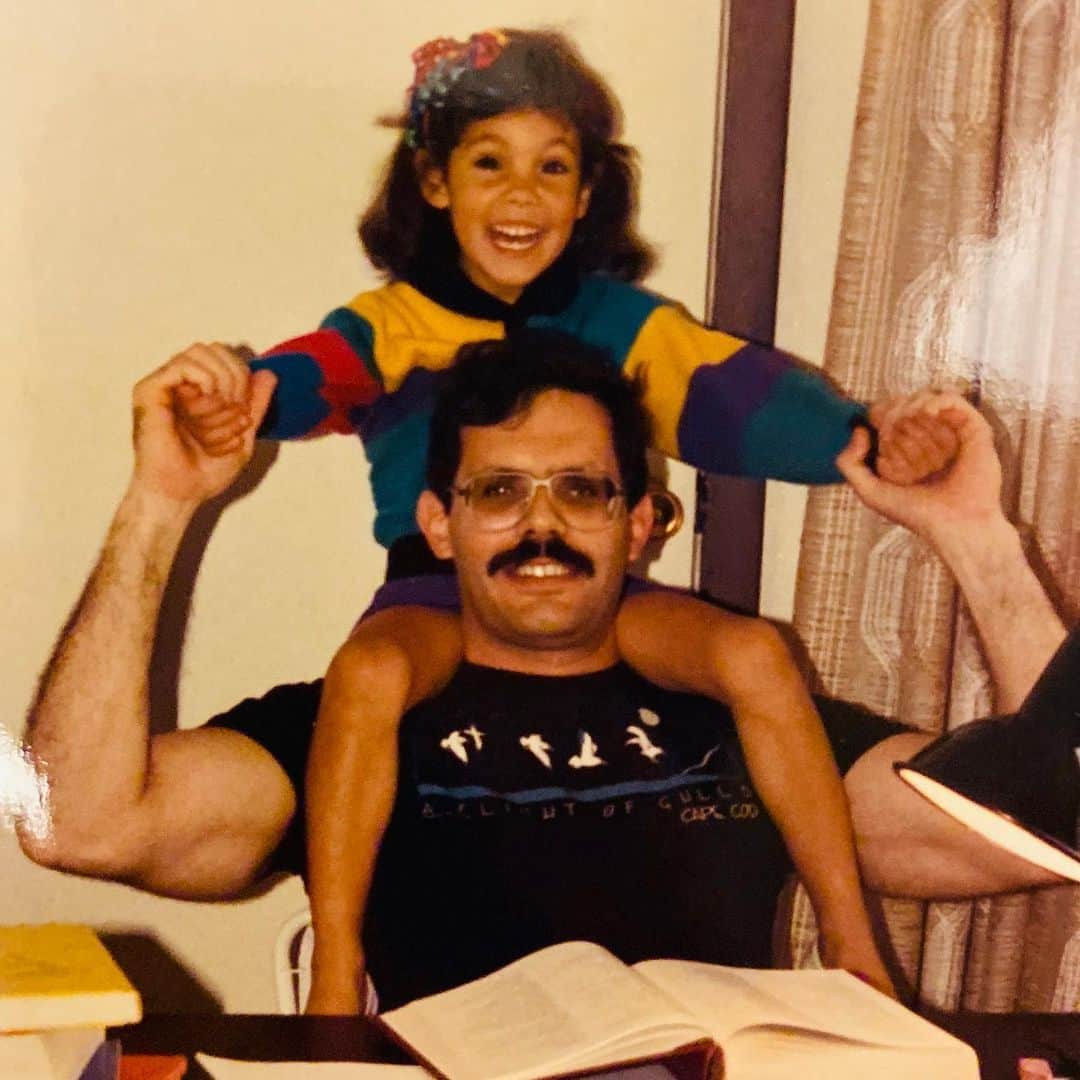 のインスタグラム：「My pops, me and a moustache circa 1989 Happy Father’s Day (in Portugal) to the first man I ever loved ♥️ . O meu paizão, eu e um bigode cerca de 1989 Feliz Dia do Pai ao primeiro homem que alguma vez amei ♥️ . #diadopai #paizão #dad #nós #family #love #grateful #resilient #missinghome #pops #parents #foreverstudying」