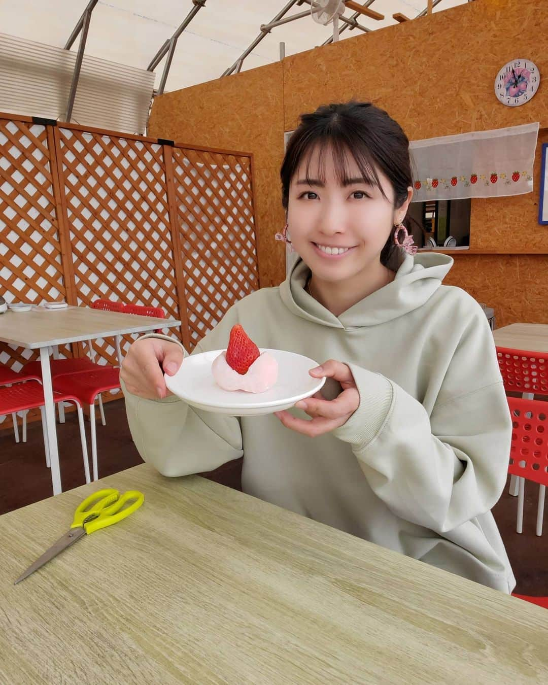 小谷津友里さんのインスタグラム写真 - (小谷津友里Instagram)「いちご大福作った🍓自分でいちご狩りしたいちごを包んだよ！ 大きないちごを選んだから、包んでみたらはみ出てる！(笑) こんなに大きないちご大福はなかなか食べられないからいいよね(ﾟーﾟ*) . . #いちごの家 #たくみの里 #いちご #いちご狩り #いちご大福 #strawberry #こやゆりフード #こやゆり旅 #女子旅 #travelgram #トラベラー」3月20日 13時13分 - yurikoyatsu