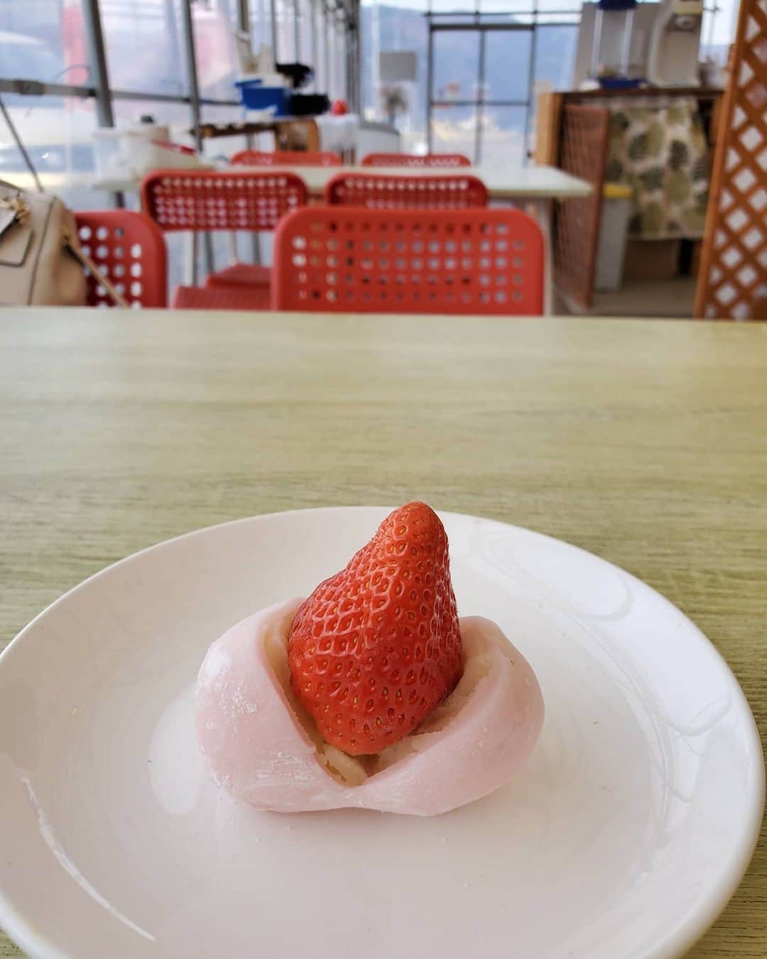 小谷津友里さんのインスタグラム写真 - (小谷津友里Instagram)「いちご大福作った🍓自分でいちご狩りしたいちごを包んだよ！ 大きないちごを選んだから、包んでみたらはみ出てる！(笑) こんなに大きないちご大福はなかなか食べられないからいいよね(ﾟーﾟ*) . . #いちごの家 #たくみの里 #いちご #いちご狩り #いちご大福 #strawberry #こやゆりフード #こやゆり旅 #女子旅 #travelgram #トラベラー」3月20日 13時13分 - yurikoyatsu