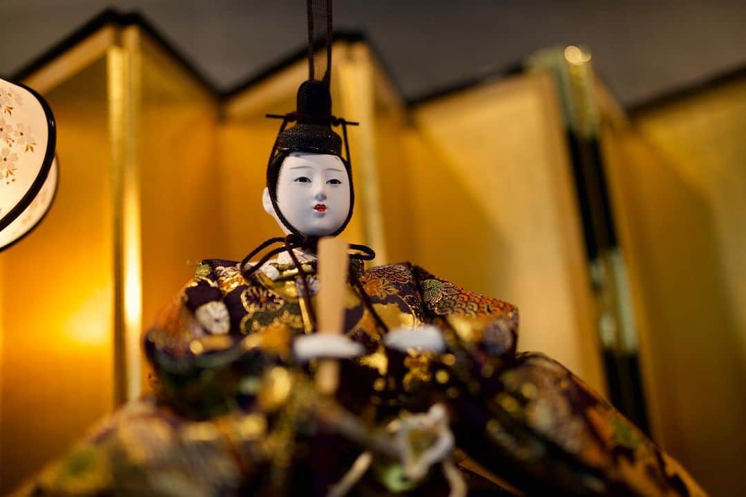 イノウエアツヒロのインスタグラム：「実家に飾ってあった雛人形✋ 美白👍 #雛人形　 #日本人形 #日本文化　#japanesedoll #hinaningyo #canon1dxmarkii #sigma35mmart」