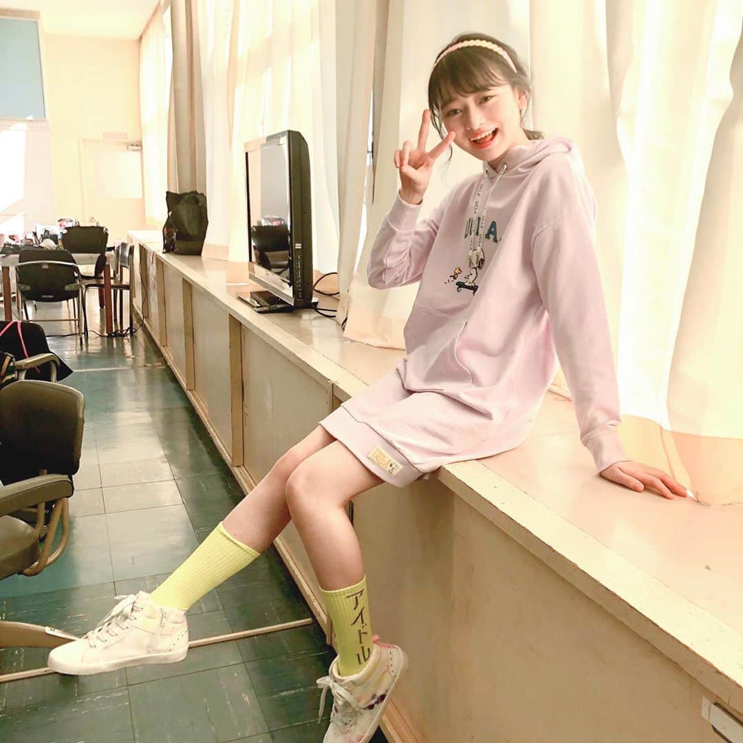ニコ☆プチのインスタグラム：「🌸✨ パーカワンピってらくちん😚 おちゃめなくつ下もポイントです😏💖🧦 #高比良由菜  #ピース高比良 #にこにこ高比良 #ブランドタグ付けしてます🏷」