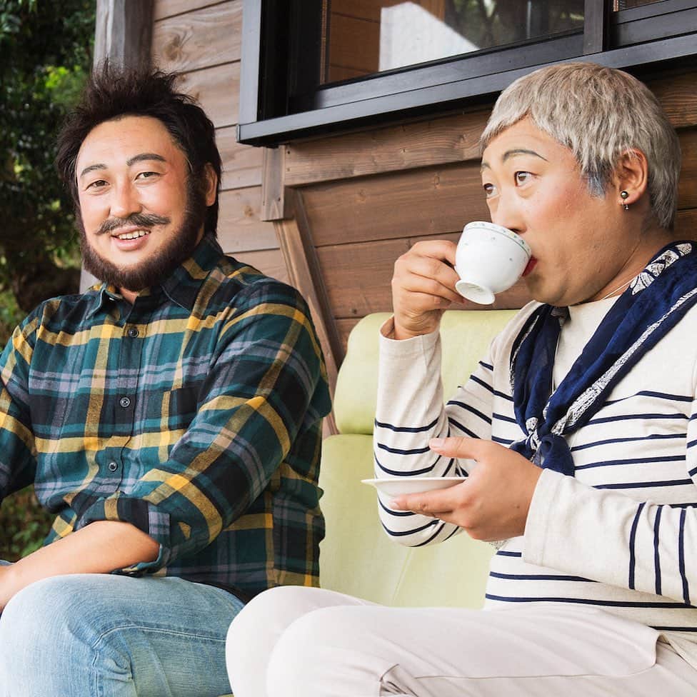 のインスタグラム：「・ ・ 3月20日は国際幸福デー。 ・ 北欧から熊本県上天草市へ 移住して活躍する「奇跡の夫婦」ラルフ・ボーデン＆万紀子ボーデン。 周りにはいつも子どもたちが集まるという。 ・ 二人はドルフィンツアーで運命的な出会いを果たし、後に2人でゲストハウスを運営する。 ゲストハウスが休みの日は地元の海運業で生計を立てているというのは有名な話。 ・ では、そのゲストハウスの名前は何でしょう?! ・ 答えは明日の投稿の最後で! ※昨日のクイズの答え→「白い大きなリュック」 ・ #クリエイターズファイル #ボーデン夫妻 #北欧 #夫婦 #移住 #幸福 #熊本 #ドルフィン #ゲストハウス #クリエイター #クイズ #記念日 #ダイアリー #サプライズ #写真日記 #日記 #ザテレビジョン」