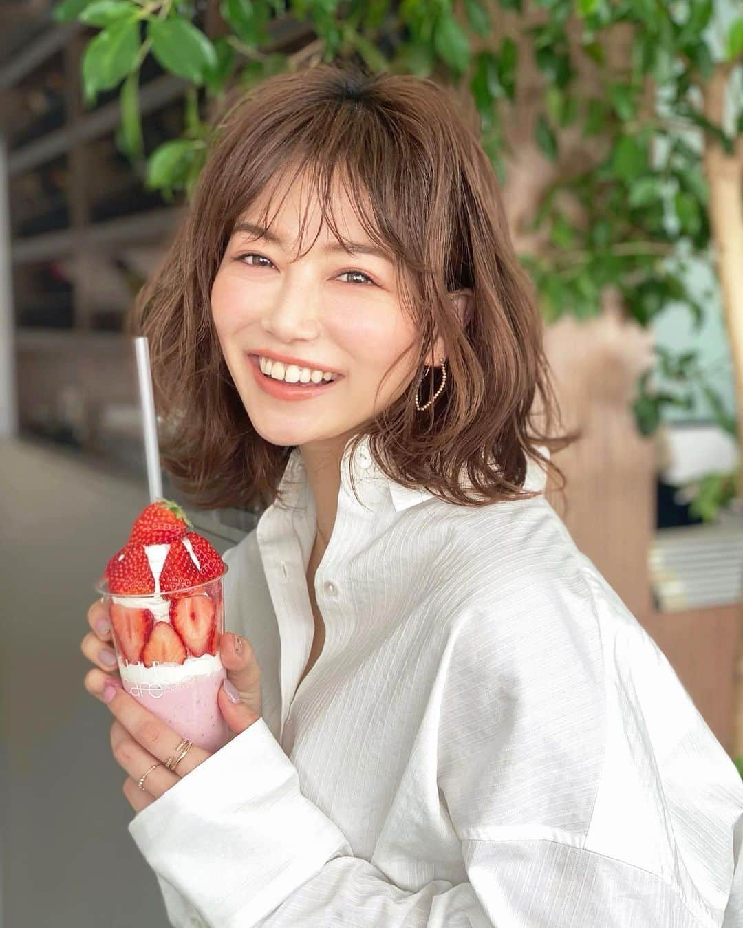 石井里奈さんのインスタグラム写真 - (石井里奈Instagram)「こんにちは💕 . @classy_mag_insta の撮影でのオフショット📸大好きな @komatsu_kurumi メイク💄💕 . いつもぜーったい可愛く変身させてくれるくるみちゃん💕 今回はふわふわ春ヘアメイクをしてくれたよ🌸✨ . 自分だとあまり淡いベージュの色とか挑戦しないから、いつもメイクしてもらって、あ！この色合わせると可愛いんだ！とか学んでます🖋📔💕 . 楽しい撮影でした📸✨ . @ellecafejapan のボンボン美味しくて幸せすぎました🤭🍓ほんと苺が好きすぎる🍓 . 今日は暖かくて気持ちいいですね💕 素敵な金曜日になりますように✨ . tops... @celford_official  jewelry... @jewelilytokyo . #春メイク #春コスメ #classy #classy__leaders #クラッシー #撮影 #makeup #ヘアメイク #メイク #ピンク #おすすめコスメ #cosmetics #pink #ピンクメイク #ヘアアレンジ #ヘアスタイル #healthy #healthyfood #ヘルシー #healthylifestyle #ellecafe #エルカフェ #ボンボン #スムージーボンボン #苺 #strawberry #苺スイーツ #いちご #りなまるグルメ #りなまるメイク」3月20日 13時30分 - ri7tin1025