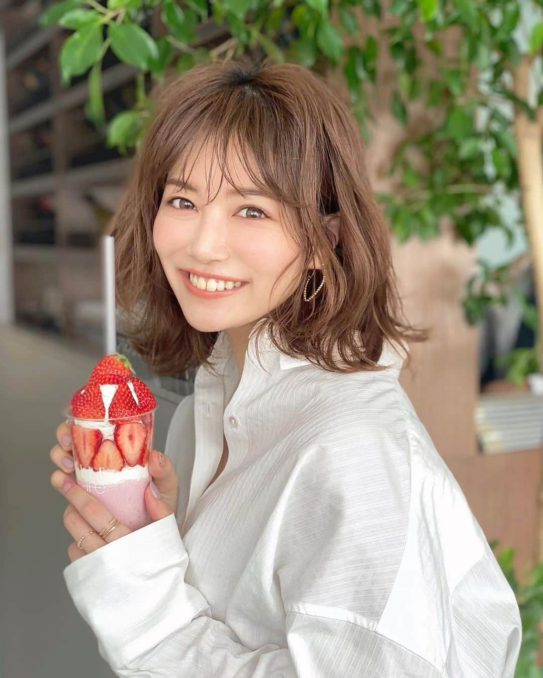 石井里奈さんのインスタグラム写真 - (石井里奈Instagram)「こんにちは💕 . @classy_mag_insta の撮影でのオフショット📸大好きな @komatsu_kurumi メイク💄💕 . いつもぜーったい可愛く変身させてくれるくるみちゃん💕 今回はふわふわ春ヘアメイクをしてくれたよ🌸✨ . 自分だとあまり淡いベージュの色とか挑戦しないから、いつもメイクしてもらって、あ！この色合わせると可愛いんだ！とか学んでます🖋📔💕 . 楽しい撮影でした📸✨ . @ellecafejapan のボンボン美味しくて幸せすぎました🤭🍓ほんと苺が好きすぎる🍓 . 今日は暖かくて気持ちいいですね💕 素敵な金曜日になりますように✨ . tops... @celford_official  jewelry... @jewelilytokyo . #春メイク #春コスメ #classy #classy__leaders #クラッシー #撮影 #makeup #ヘアメイク #メイク #ピンク #おすすめコスメ #cosmetics #pink #ピンクメイク #ヘアアレンジ #ヘアスタイル #healthy #healthyfood #ヘルシー #healthylifestyle #ellecafe #エルカフェ #ボンボン #スムージーボンボン #苺 #strawberry #苺スイーツ #いちご #りなまるグルメ #りなまるメイク」3月20日 13時30分 - ri7tin1025