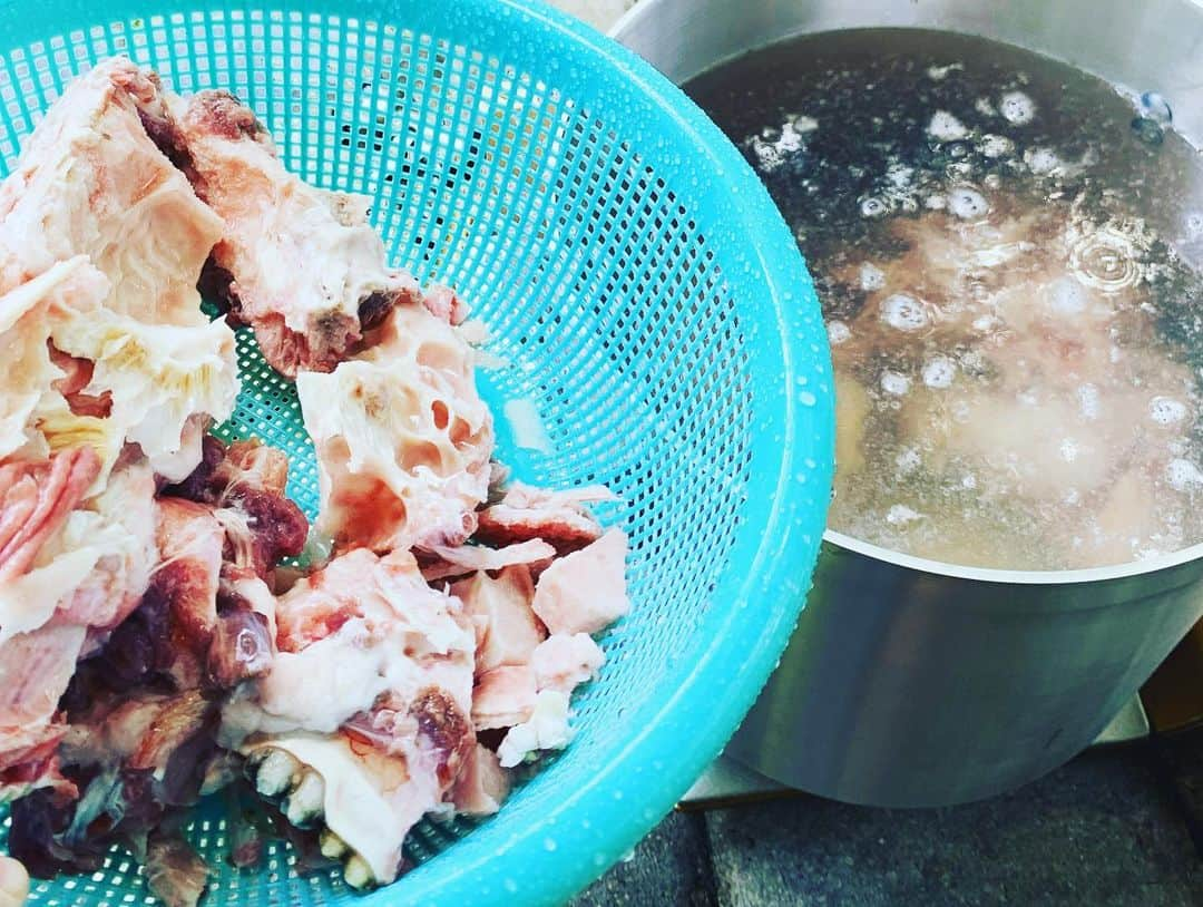 中邑真輔さんのインスタグラム写真 - (中邑真輔Instagram)「トンコツスープ完成。#備え　Homemade Tonkotsu soup #preparations」3月20日 13時23分 - shinsukenakamura