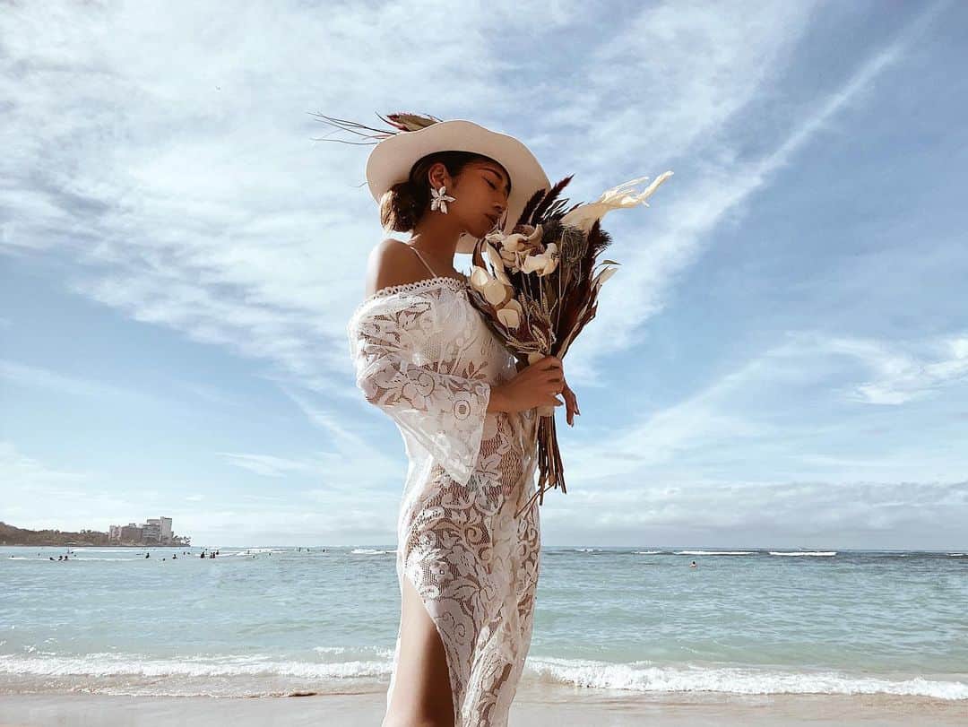 佐藤あずみのインスタグラム：「𝑏𝑒𝑎𝑐ℎ 𝑝ℎ𝑜𝑡𝑜🏝👗 . #hawaii #travel #japanesegirl #beach #sea #waikiki #waikikibeach #wedding #bouquet #dryflower #dryflowerbouquet #weddingphoto #beachphoto #ハワイ #旅行 #海 #ワイキキ #ワイキキビーチ #ウェディングフォト #新婚旅行 #ブーケ #ドライフラワーブーケ #ハンドメイド #プレ花嫁」
