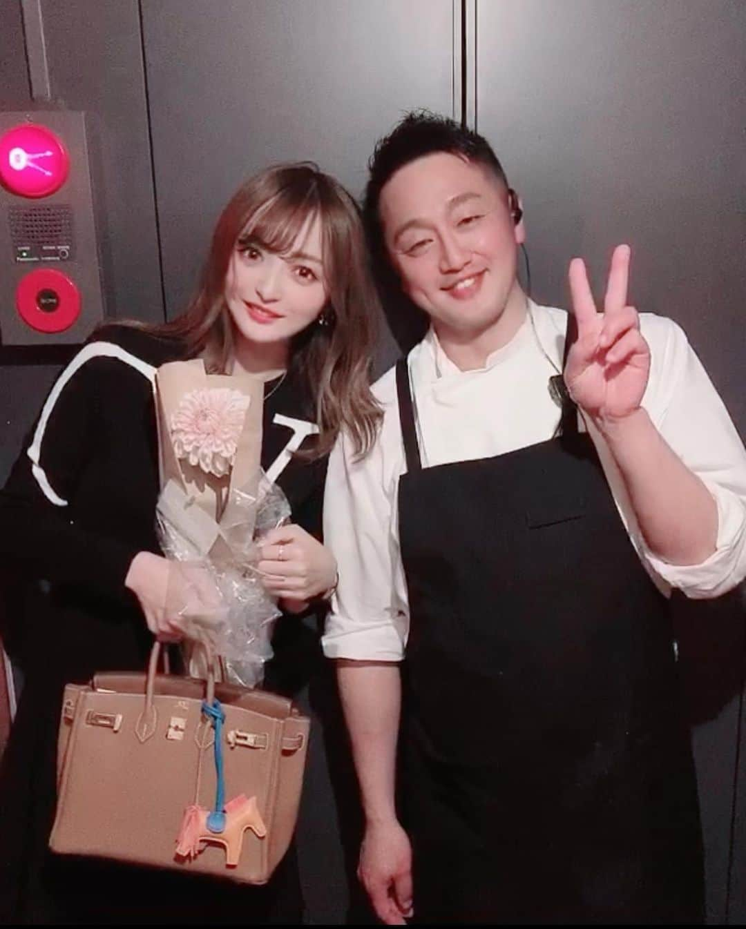 ゆうたむさんのインスタグラム写真 - (ゆうたむInstagram)「大好きなイタリアン♡ tacubo♡ . . . あー毎回美味しすぎる😂 予約も取りにくい😂 . みずみずしいお肉が一番売りだけど . デザートのジェラートとフィナンシェ2つ食べたい位おいしい🥺 . スタッフさんの仲良いあったかい雰囲気もすきだな♡ . お誕生日のお花いただいた🥺💐 嬉しい♪ . . . いい時間✨☺️ . . タクボシェフは運動しはじめてから 会うたび若返っていってる笑 . . #tacubo #ありがとうございます  #誕生日月　#イタリアン #恵比寿　#代官山」3月20日 13時24分 - yuutamu_non