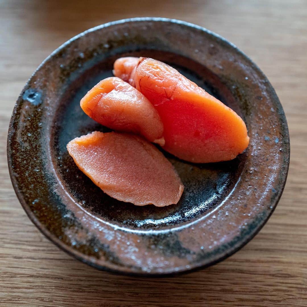 武井義明さんのインスタグラム写真 - (武井義明Instagram)「甘辛い味付けをほとんどしないのだけれど、鶏ももを炒めてちょっとしょっぱいおかずにするのは、祖母の味。おばあちゃんのはもっと甘かったよね、と思いながら食べた。」3月20日 13時25分 - bebechef