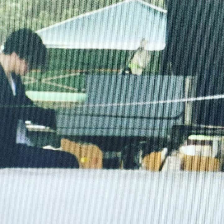 のインスタグラム：「2011.6.11 Share Fukushima 渋谷慶一郎+七尾旅人。2011年の震災の3カ月後に津田さんがオーガナイズしていわき市の倒壊したセブンイレブン跡地で開催されたShare Fukushimaで旅人くんとやったライブから。僕が作曲して旅人くんが詞を作ったんだけどスタジオでは途中までしか完成しなくて続きを福島に向かう津田さんの車の中で卓上キーボードで作ったりした。撮影した新津保さんが先日、この動画や写真を送ってくれた。Share Fukushima Orgnized by @tsuda  Video recording by @kenshu_shintsubo Music by @keiichiroshibuy + @tavito_nanao」
