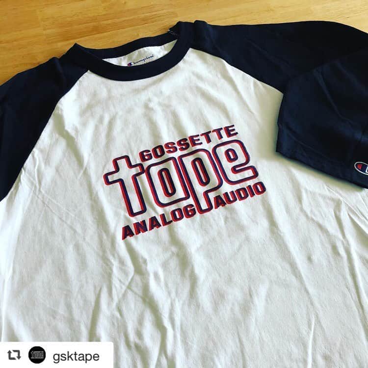 のインスタグラム：「『GOSSETTE TAPE RECORDS』@gsktape の新作グッズとして3DラグランTシャツと、ロゴソックスを作りました。今日から販売開始したのですが早くも残りわずかです！プロフィールのリンクからショップへ飛べますので皆様是非ともー！！ #gossettetaperecords」