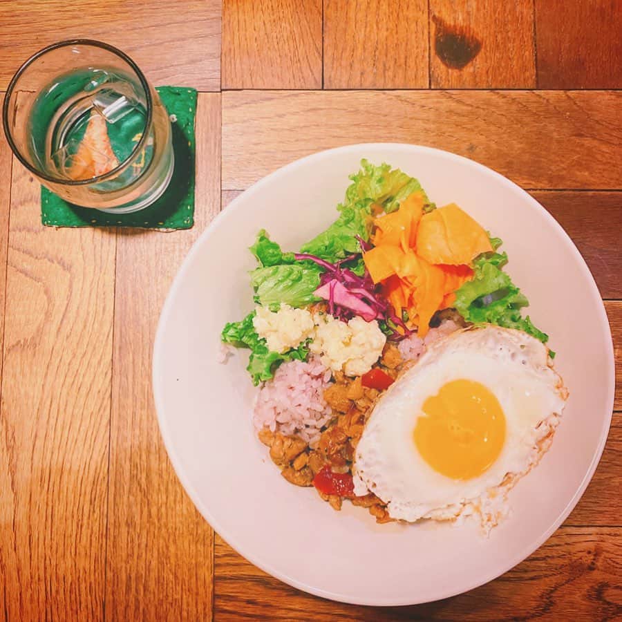 弘松芹香のインスタグラム：「めちゃくちゃウマかった！🏕 テントをモチーフにしたお店。🏕 とても居良い。ストーブあったかかった。 自家製紫蘇シロップ… 気になったなぁ…。🍻 ・ ・ #ガパオライス #エスニック #エスニック料理 #サラダ #素敵時間 #息抜き #音楽のある生活 #喫茶店 #カフェ #カフェスタグラム #おしゃカフェ #お洒落空間 #東京カフェ #飯スタグラム #ごはん #東京ランチ #breaktime #food #instafood #foodstagram #gapaorice #ethnic #ethnicfood #lunch #cafe  #instalike #instagood #photography #snap #japan」