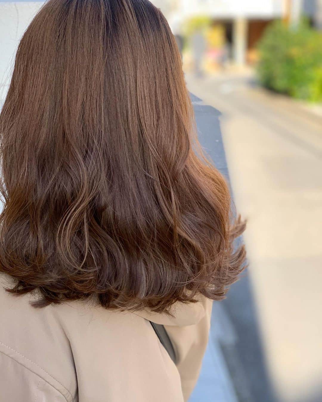 前田真吾のインスタグラム：「【大人気✨グラデーションカラー🌈】 伸びてきた時に地毛となじむ様にグラデーションに👍 ハイライトもプラスしておしゃれに😊  カラーが可愛いと毎朝、鏡を見るの楽しみになりませんか😝✨？？﻿ ﻿ そんなHappyを皆さんに感じていただいたい🥺✨﻿ ﻿ ﻿だから僕は【カウンセリング、薬剤、施術方法】﻿にこだわりを持っています🔥 ㊙️カラーはカウンセリングで全てが決まります！なぜなら履歴等で色が変わってしまうからなのです💡 ﻿ ﻿ 僕のカラーの特徴は何と言っても﻿ 【ダメージが少ない】です🌈 ﻿ 施術履歴や髪質を見極めながら﻿ 丁寧にカラーしていくことで﻿ 今までできなかった色に仕上がります👍✨﻿ その人に似合う色味・できるカラーが必ずあります👌 その人にベストな髪色にいたします🙇  美容室選びに困っている方。﻿ 一度僕におまかせ下さい😊🌈 ﻿  ご予約✂️はDMからお問い合わせください🌈🙇 ﻿ 【Fannane】﻿ ======================﻿ ⭕️東京都渋谷区神宮前4-14-2 🚃表参道駅【A2出口】徒歩4分﻿ 【prise】﻿ ======================﻿ カット✂️ ¥7,150 縮毛矯正💇‍♀️ ¥15,400 カラー🌈 ¥7,700 トリートメント✨¥3,300〜 （税込み）﻿ その他のメニューも多数ございます﻿🙇 お気軽にお問い合わせ下さい﻿✨ ====================== ﻿ #ボブ#表参道#青山#hair#外ハネ#ミニボブ#l4l#follow#followme#ヘアカラー#カラー#haircolor#color#ash#アッシュ#アッシュベージュ#グレー#グレージュ#外国人風#外国人風カラー#ハイライト#透明感#ブルージュ#外ハネボブ#ミニボブ#ブリーチ#ブリーチカラー#ash#ハイライト#airbeauty」