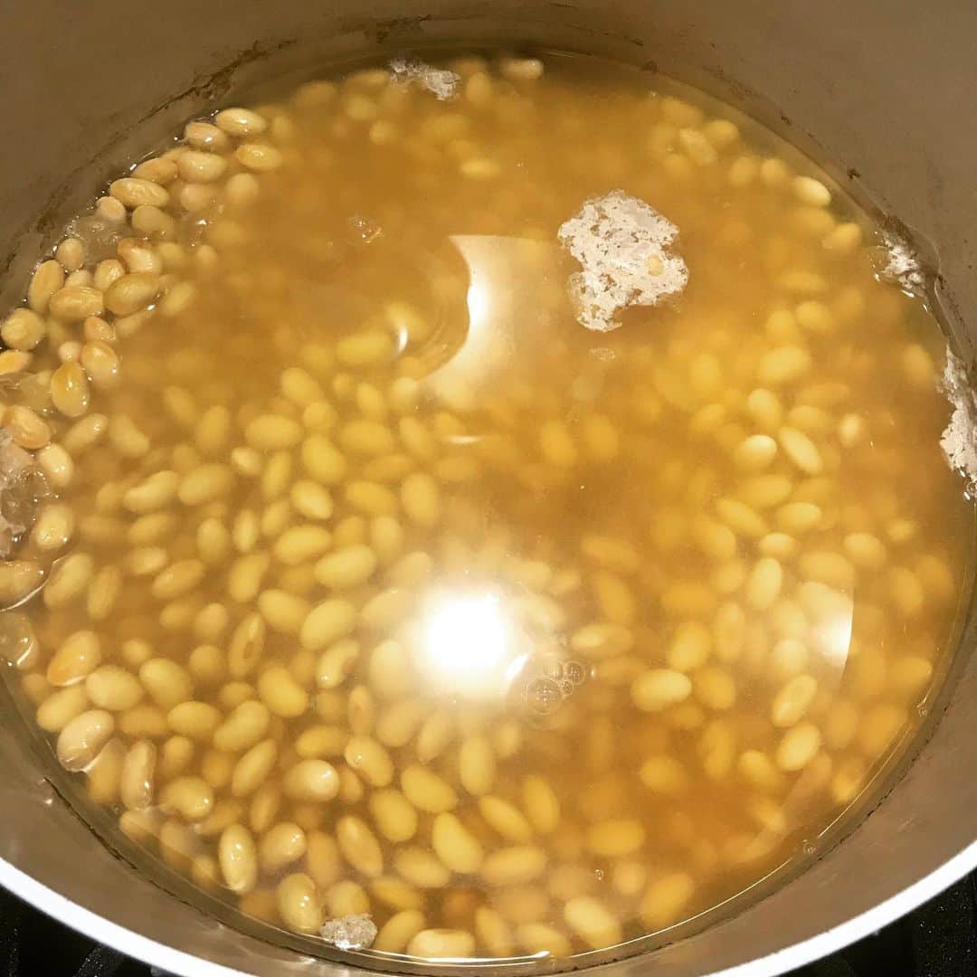 桜井誠のインスタグラム：「4時間で煮上がり 麹と塩合わせ 大豆潰し 疲れた #味噌作り　#桜井食堂」
