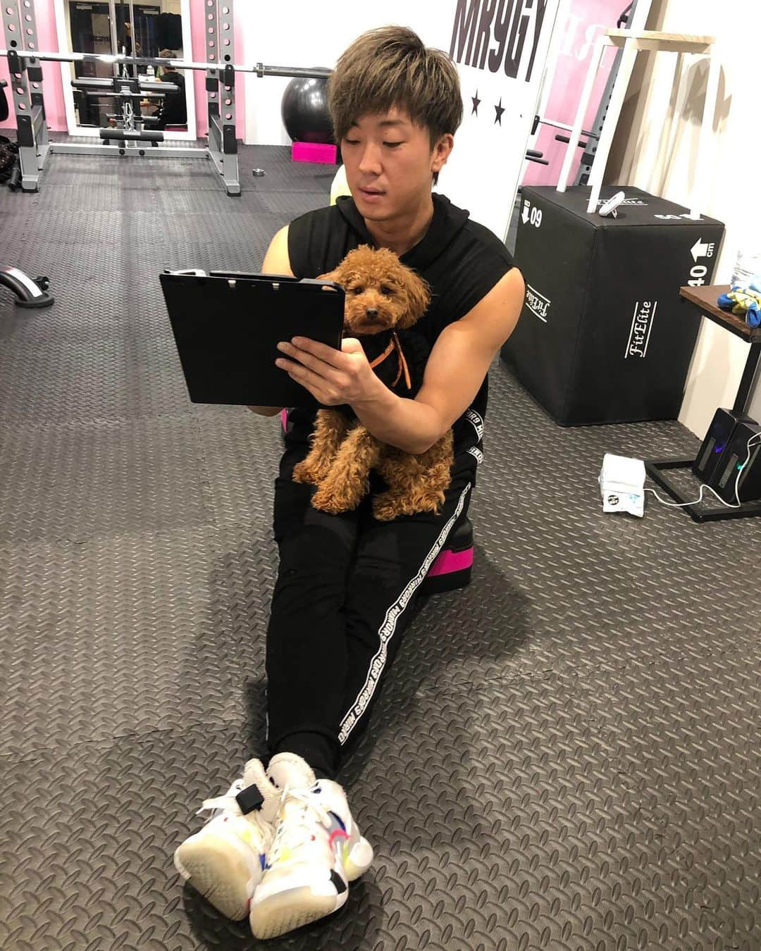 道木優輝のインスタグラム：「. 僕のジムはワンちゃんと一緒に来てもオッケーなのです🐶 . 何故なら僕がワンちゃん好きだから🐶 . なかなかレアなジム🐶 . #パーソナルジム #mr9gym  #広尾 #ワンちゃんと通えるジム #ワンちゃん好き」