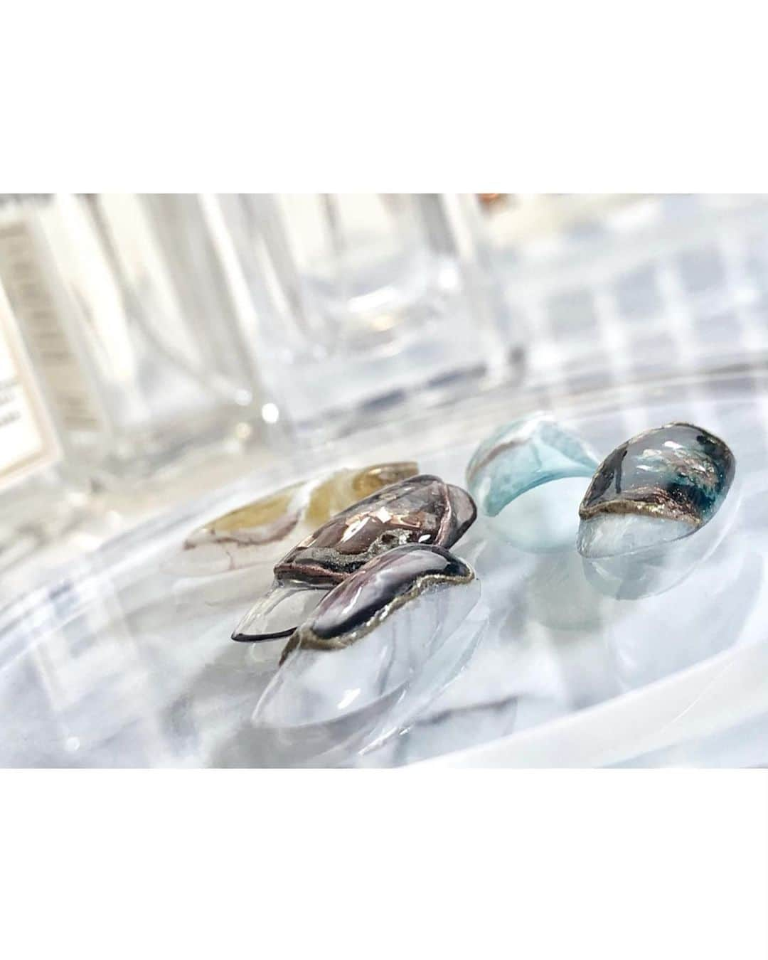 Mayu Ogawaさんのインスタグラム写真 - (Mayu OgawaInstagram)「♪アゲートスライス♪﻿ = Agate Slice nails by mdanail =﻿ ﻿ 私のアゲートネイルは本当にそこにあるような絶妙立体感がオリジナルです！﻿ ﻿ 立体感にセンスを持たせて、﻿ 実際につけた時にネイルが最大に自然に美しく見えて、 でもちゃんとぷっくりしている。、が こだわり♡﻿ ﻿ 柄の大きさと高さの関係にはルールがあります♪﻿ ﻿ メノウの層や柄、﻿ 透明感や使う素材、カラーバリエーション、などなど、、﻿ まだまだ種類増殖中です♪﻿ ﻿ この先はもっとモールディングさせたニュアンス系と、 本物のアゲートには存在しないけど、ブルームタイプなどを作成予定です。﻿ ﻿ またぜひ見に来てね♡﻿ ﻿ とりあえず、前後の記事で出来てるアゲートをポスト特集しますので見てね♪﻿ ﻿ #アゲートネイル #アゲートスライス #メノウ #メノウネイル﻿ #天然石ネイル #マーブルネイル #ニュアンスネイル #ジェルネイル﻿ #mdanail ﻿ #銀座ネイルサロン #銀座ネイル﻿ ﻿」3月20日 13時49分 - m_d_a