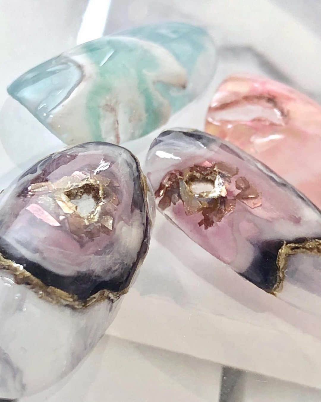 Mayu Ogawaさんのインスタグラム写真 - (Mayu OgawaInstagram)「♪アゲートスライス♪﻿ = Agate Slice nails by mdanail =﻿ ﻿ 私のアゲートネイルは本当にそこにあるような絶妙立体感がオリジナルです！﻿ ﻿ 立体感にセンスを持たせて、﻿ 実際につけた時にネイルが最大に自然に美しく見えて、 でもちゃんとぷっくりしている。、が こだわり♡﻿ ﻿ 柄の大きさと高さの関係にはルールがあります♪﻿ ﻿ メノウの層や柄、﻿ 透明感や使う素材、カラーバリエーション、などなど、、﻿ まだまだ種類増殖中です♪﻿ ﻿ この先はもっとモールディングさせたニュアンス系と、 本物のアゲートには存在しないけど、ブルームタイプなどを作成予定です。﻿ ﻿ またぜひ見に来てね♡﻿ ﻿ とりあえず、前後の記事で出来てるアゲートをポスト特集しますので見てね♪﻿ ﻿ #アゲートネイル #アゲートスライス #メノウ #メノウネイル﻿ #天然石ネイル #マーブルネイル #ニュアンスネイル #ジェルネイル﻿ #mdanail ﻿ #銀座ネイルサロン #銀座ネイル﻿ ﻿」3月20日 13時49分 - m_d_a