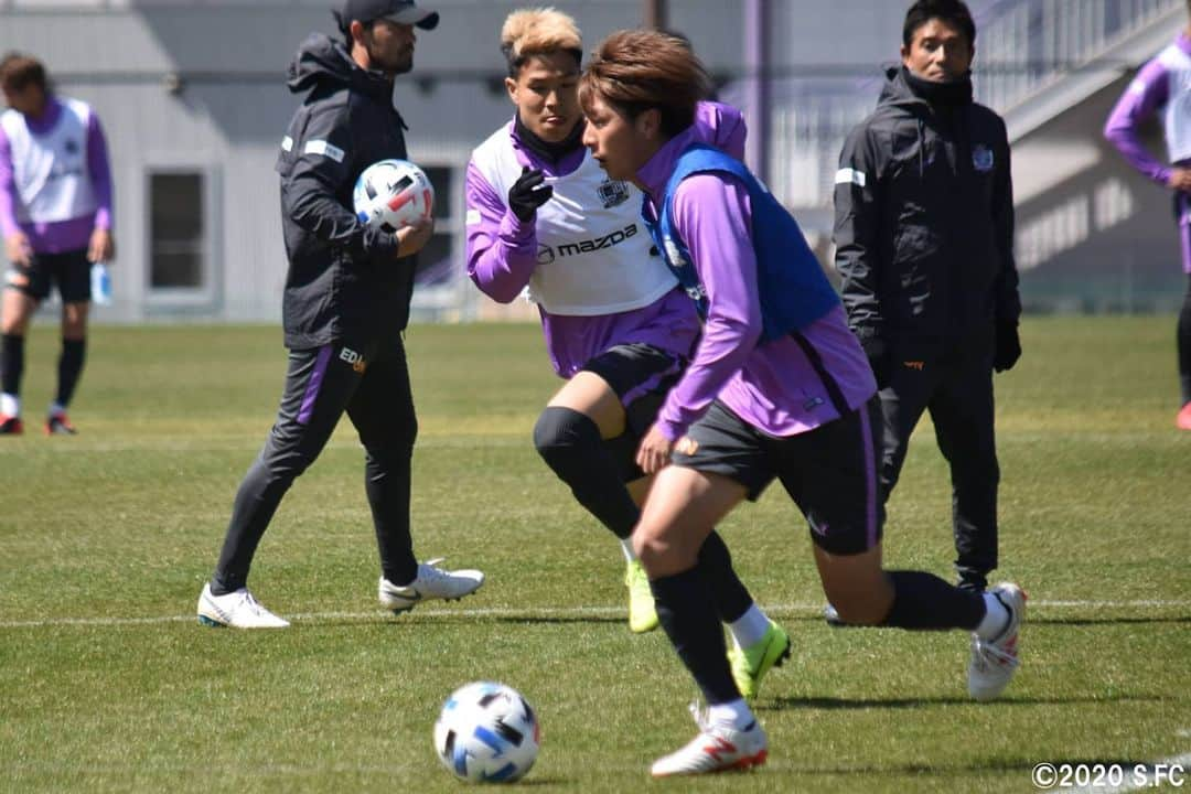 サンフレッチェ広島さんのインスタグラム写真 - (サンフレッチェ広島Instagram)「本日は1時間弱のトレーニング⚽ 短い時間ながら集中してしっかり汗を流しました🏃💪✨ . #青山敏弘 選手 #大迫敬介 選手 #永井龍 選手 #森島司 選手 #清水航平 選手 #川辺駿 選手 #松本泰志 選手 #櫛引一紀 選手 #浅野雄也 選手 #野上結貴 選手 #サンフレッチェ #sanfrecce  #積攻  #広報カメラ」3月20日 14時01分 - sanfrecce.official