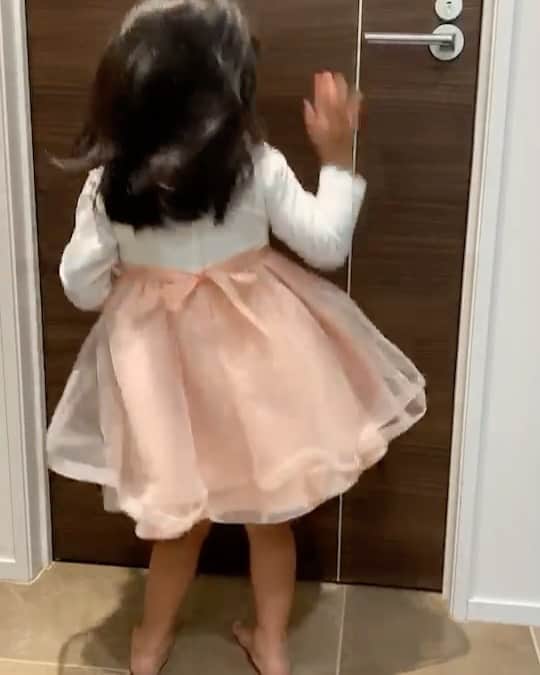 田村淳のインスタグラム：「一心不乱におしりをフリフリしてる3歳の娘の動画です。何かになりきってるのか？誰かをマネしてるのか？わからないけれど…仕事と大学に追われる中で、癒しの動画です。家族との写真はInstagramでは今回が最後となります。今後、娘と僕の成長記は「FOLLOW ME」というSNSにアップしようと思います^_^初夏には新しい生命も誕生します。子育ての話や自宅での過ごし方…よりディープな内容でお届けしたいと思います。濃厚接触可能なSNSにしたいと思います。有料なので気が向いた方は、是非2枚目写真のQRコードを読み取って遊びに来てください^_^  URLはこちら↓ https://followme.app/users/atsushipapa」