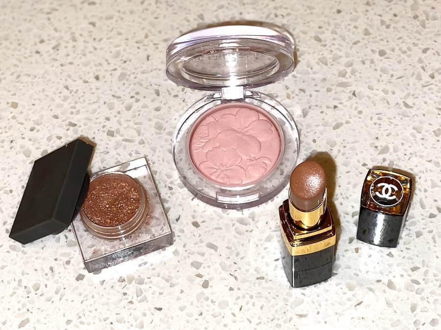 のインスタグラム：「最近ハマった可愛いコスメの組み合わせ ﻿ @threecosmetics  ｼﾏﾘﾝｸﾞｶﾗｰｳﾞｪｰﾙ ｽﾃｰﾄﾒﾝﾄ 04﻿ ﻿ @cliniquejp  ﾁｰｸ ﾎﾟｯﾌﾟ 21 ﾊﾞﾚﾘｰﾅ ポップ﻿ ﻿ @chanel.beauty  ﾙｰｼﾞｭ ｺｺ ﾌﾗｯｼｭ 54 ﾎﾞｰｲ﻿ ﻿ ﻿ ﻿ ﻿ 久しぶりの投稿になってしまいました🥺💭💭﻿ ﻿ お家にいる時間が普段よりも長くなったので好きなコスメの組み合わせのことを考えたり、普段やりたいとは思っていてもなかなか時間が作れていなかったことがやれています😌﻿ ﻿ このコスメの組み合わせはそのうちYouTubeの方でも何度か登場するかと思います🤫💕💕詳しくはまたその時語ろうかなと。﻿ ﻿ ﻿ ﻿ ﻿ #コスメ記録 #コスメコーデ #今日のメイク #春メイク #デートメイク #コスメ #コスメ好き #コスメ好きさんと繋がりたい #メイク #メイクアップ #メイク好き #美容 #メイク動画 #大人メイク #デパコス #さくら #チークポップ #オレンジとピンクのバランス #instabeauty #cosmetics #three #chanel #youtube #me #instagood #instalike #beauty #makeup #followme #clinique」
