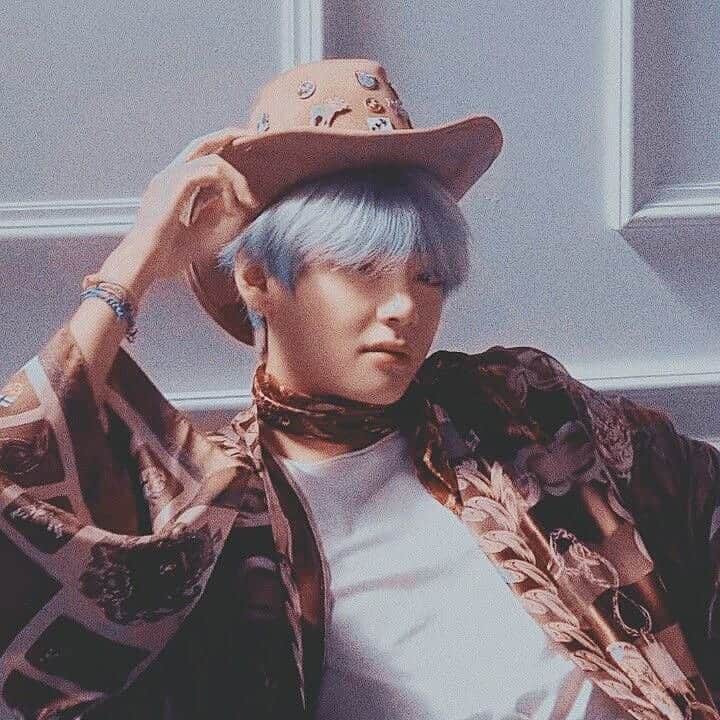 ユ・スンホのインスタグラム：「IMAGINE HIM SITTING AT YOUR COUCH LIKE THAT!😳 AISHH DAMNNN HE IS SO GORGEOUS😫💜 ⠀⠀ ⠀⠀ - [ #bts #btscomeback #btsblackswan #blackswanbts #btskimtaehyung #btstae #btstaehyung #taehyungbts #taebts #kimtaehyungbts #kimtaehyung #taehyungkim #taehyung #btsv #vbts #v #bts_taehyung #btsmapofthesoul #btsmapofthesoul7 #taehyungpics #taehyunghot #hottaehyung #sexytaehyung #taehyungsexy #mapofthesoul7 #btson #onbts #v_bts #bts_v #taehyung_bts ]」