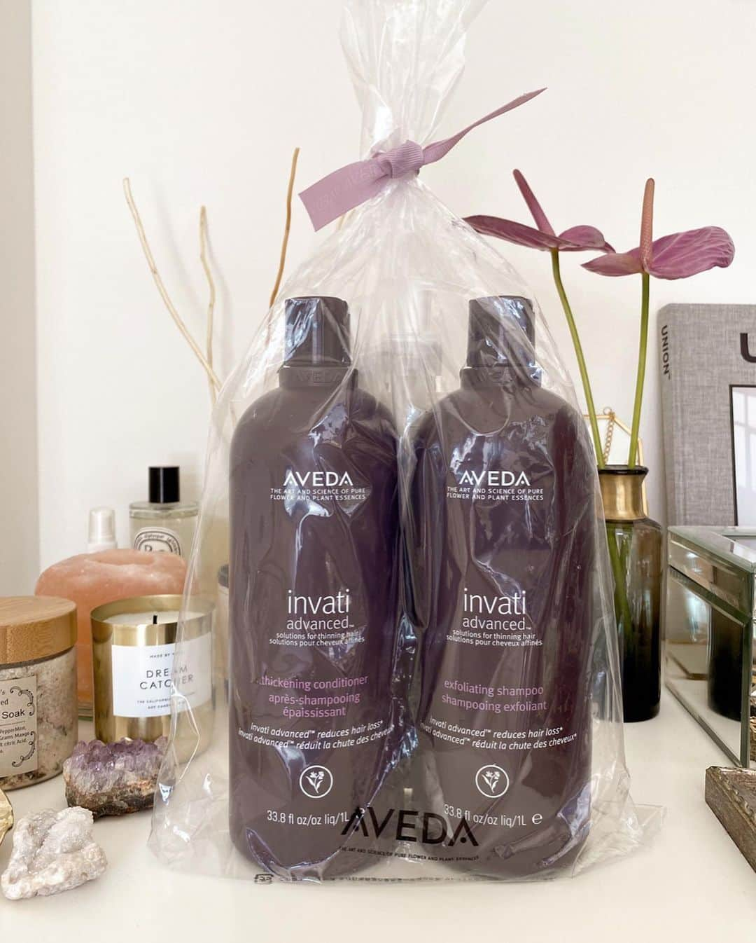 中世古麻衣さんのインスタグラム写真 - (中世古麻衣Instagram)「Buy & Recycle @avedajapan 🌏🧴♻️🖤 . Avedaの一部店舗でリサイクルプロジェクトがスタートしたということで、早速家にあった空き容器を持って行ったよ〜✌🏼 . 下記4店舗に使用済み容器を回収するBOXが設置されていて、回収した容器はプランターなどに再利用されるそう。 アヴェダ製品はもちろんのこと、他社ヘアケア製品やペットボトルも回収対象！ ※ガラス素材、エアゾール、ブラシを除く。 . . ♻︎回収BOX設置店舗♻︎ アヴェダ ライフスタイル サロン&スパ 南青山店 アヴェダ 新宿ミロード店 アヴェダ 伊勢丹新宿店 アヴェダ 横浜そごう店  そしてお得なリッターシップキャンペーンも始まってるよ〜🐇 ‪2/20(木)～4/1(水)の期間限定で1リットルサイズが発売中！レギュラーサイズと比べて約20～25%お得です。  身近なところで今日からでも、誰にでも始められるちょっといい世界へのアクション😌🌿 環境に配慮&お得なお買い物をぜひ🖤  #aveda#アヴェダ#リサイクルプロジェクト#インヴァティアドバンス#サスティナブル#エシカル#オーガニック#オーガニックコスメ#ナチュラルコスメ#SDGs」3月20日 14時20分 - mainakaseko