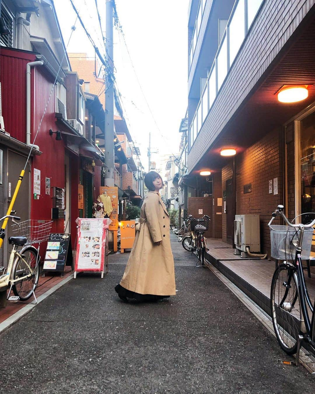 近藤夏子さんのインスタグラム写真 - (近藤夏子Instagram)「春ですね🌸 トレンチコートな気分です✨ 大人なんです💕 このトレンチ、バックスタイルが可愛いんです😍 背中の辺りまでスリット入ってて中の服がチラリする感じで…🌷 #トレンチコート #夏子ーデ #etretokyo  #中崎町 #路上」3月20日 14時20分 - kondonatsuko