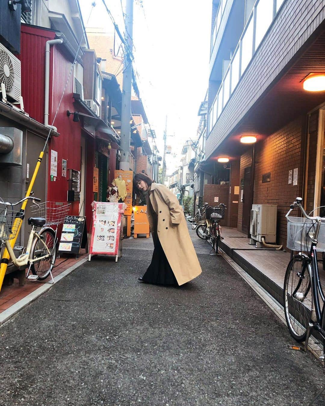 近藤夏子さんのインスタグラム写真 - (近藤夏子Instagram)「春ですね🌸 トレンチコートな気分です✨ 大人なんです💕 このトレンチ、バックスタイルが可愛いんです😍 背中の辺りまでスリット入ってて中の服がチラリする感じで…🌷 #トレンチコート #夏子ーデ #etretokyo  #中崎町 #路上」3月20日 14時20分 - kondonatsuko