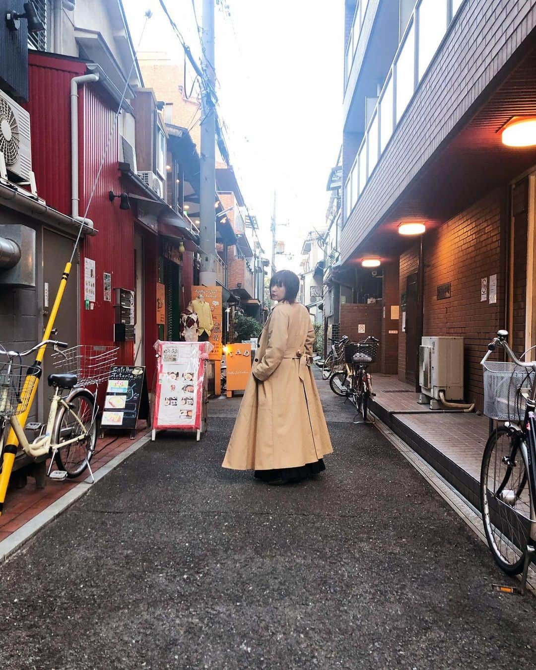 近藤夏子さんのインスタグラム写真 - (近藤夏子Instagram)「春ですね🌸 トレンチコートな気分です✨ 大人なんです💕 このトレンチ、バックスタイルが可愛いんです😍 背中の辺りまでスリット入ってて中の服がチラリする感じで…🌷 #トレンチコート #夏子ーデ #etretokyo  #中崎町 #路上」3月20日 14時20分 - kondonatsuko