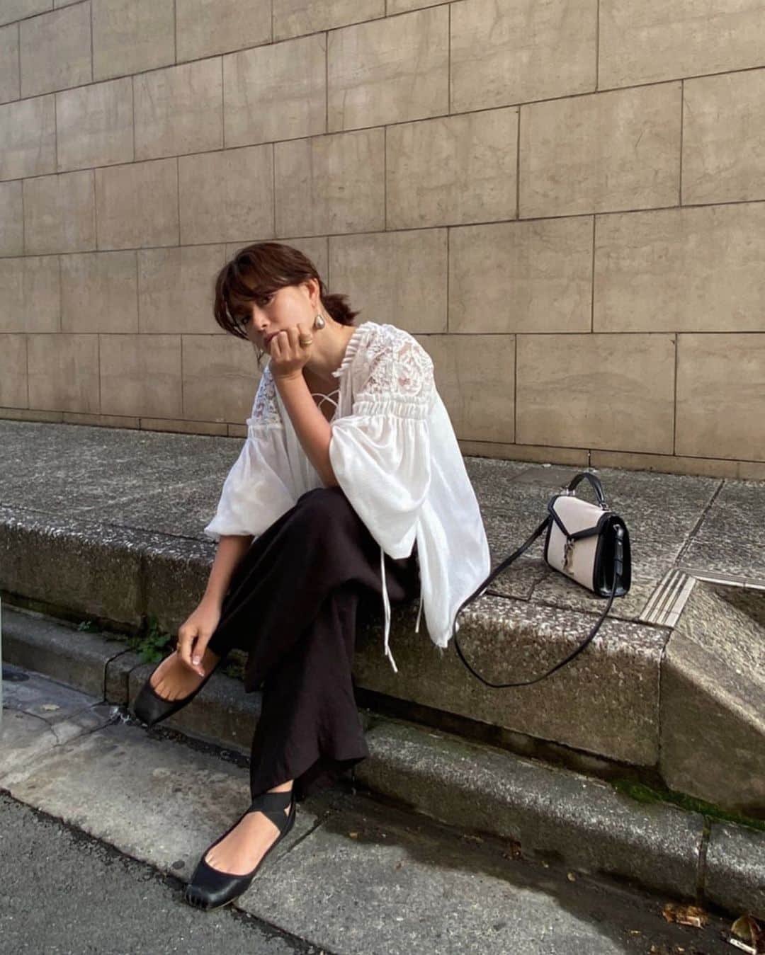 JUNNAのインスタグラム：「3月24日でETRÉ TOKYOは3周年を迎えます。  支えてくださったお客様 ブランドに関わる全ての方に...感謝申し上げます。  ETRÉ TOKYOを手にして下さる方が 自分を楽しむ"きっかけ"作りがしたい！  そんな想いを胸に、もの作りを初めて4年。  ETRÉ TOKYOで取り扱うものには ストーリーがあり、想いがあります。  想いの込もったものは、手にして頂いた方の元で 物質的な価値を越える"もの"となる事を この3年間で感じました。  今日のETRÉ TOKYOは、 全力を尽くす毎日ですがまだ未完成。  この先も愛されるブランドであれるよう、 前進し続けて参りたいと思います。  只今、 @etretokyo HPにて3周年 記念アイテムの詳細を公開中です。  是非ご覧下さい。  JUNNA  #etretokyo #etretokyo3rdanniversary #YouTube」