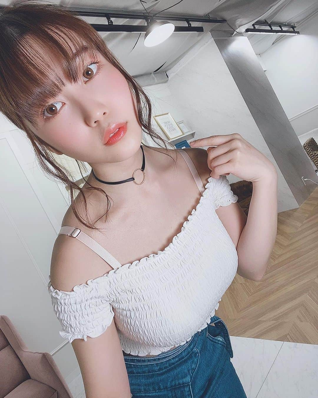 伊織いおさんのインスタグラム写真 - (伊織いおInstagram)「この夏は自信を持ってパンツスタイルで歩きたい . . . .  #グラビア#グラビアアイドル#インスタグラビア#グラドル#グラドル自画撮り部#自撮り#私服#水着#茶髪#ヘアアレンジ#写真#写真好きな人と繋がりたい#photo#被写体#撮影会#撮影#裸眼#裸眼メイク#メイク好きな人と繋がりたい#ブラウンメイク#肩出し#肩出しファッション#ファッション」3月20日 19時58分 - iocos69