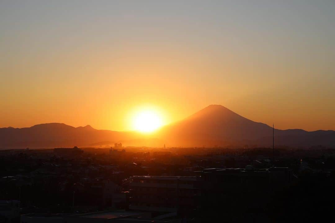 つるの剛士さんのインスタグラム写真 - (つるの剛士Instagram)「今日、ばいばい。  #藤沢　#富士山 #サンセット #自宅窓から #つるカメラ」3月20日 19時58分 - takeshi__tsuruno