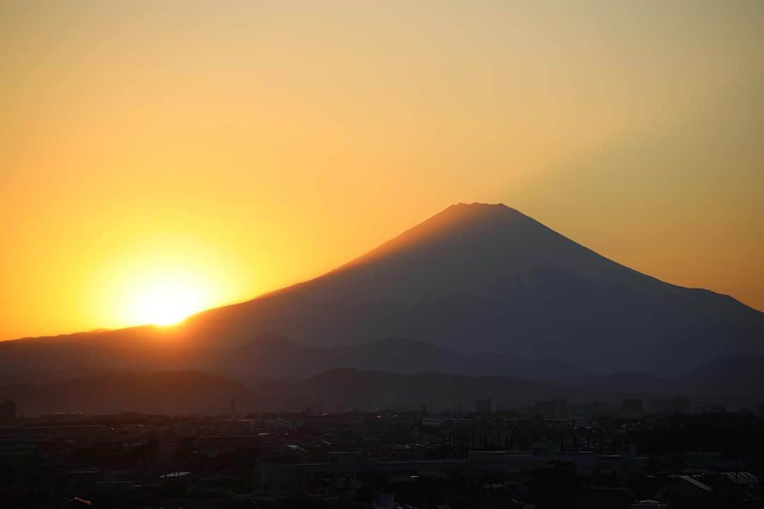 つるの剛士さんのインスタグラム写真 - (つるの剛士Instagram)「今日、ばいばい。  #藤沢　#富士山 #サンセット #自宅窓から #つるカメラ」3月20日 19時58分 - takeshi__tsuruno