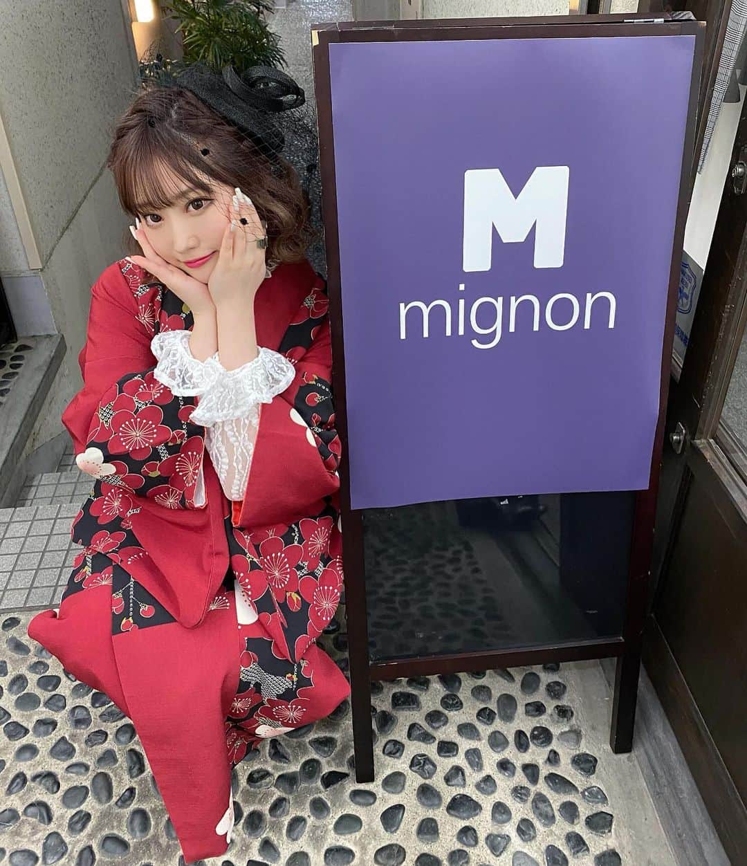 おもてちゃんのインスタグラム：「. 京都ポップアップ1日目ありがとうございました！ 土曜日だけのつもりが今日も結局着物着ちゃった〜明日はまた違う着物着ようと思ってます👘 会いに来てね . 私がスマホケースにずっと入れてるステッカーが欲しいという声をたくさん頂いてたので今回から商品にしてますので是非」