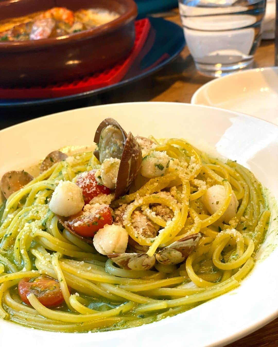 石井里奈さんのインスタグラム写真 - (石井里奈Instagram)「こんばんは☺️✨ . 今夜は里奈ログ😋😋 久々の苺以外😛🍓笑 . 春のペペロンチーノ✨ 豊洲にあるエルプエルトの生パスタもちもちで大好きなの🍝❤️ . たまたまパスタとワンピが同じカラーでした😋😋 . 美味しいもの食べてる時って本当幸せ✨ 今日は暖かくて春を感じて幸せでした🌸 . 早く満開の桜がみたいなぁ🥺🌸🌸🌸 . #りなまるグルメ #spagetti #pasta #パスタ #豊洲 #toyosu #豊洲ランチ #スペイン料理 #イタリア料理 #春料理 #スパゲッティ #もちもち #グルメレポート #グルメレポーター #グルメ #グルメ女子 #ランチ #セルフォード #celford #彼女とデートなうに使っていいよ #休日の過ごし方 #田中みな実 #シースルーバング #前髪 #ヘアアレンジ #簡単ヘアアレンジ #春カラー #春 #桜 #花見」3月20日 20時02分 - ri7tin1025