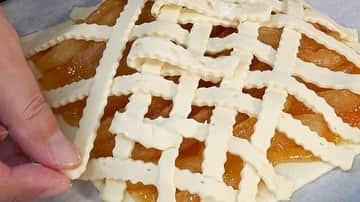 ひろまるさんのインスタグラム写真 - (ひろまるInstagram)「【簡単アップルパイの作り方♪初心者必見】冷凍パイ生地で作る方法  冷凍パイシートでアップルパイを作ってみました🍎  このアップルパイは焼き型もいらないので簡単に作れますよ🥧👍😊 #アップルパイ #パイ #りんご #手作り#甘い #甘いもの食べたい#cookingram #スイーツ #instagood #tomiz #富澤商店 #tomizawaレシピ #cotta #手作りケーキ #クッキング#フルーツ#fruts #手作りおやつ #手作りスイーツ #クッキングラム #休日おやつ #手作りケーキ#バースデーケーキ #おうちごはん #homemad #コッタ#hiromarucooktv #StayHome #WithMe」3月20日 14時33分 - hiromarucook