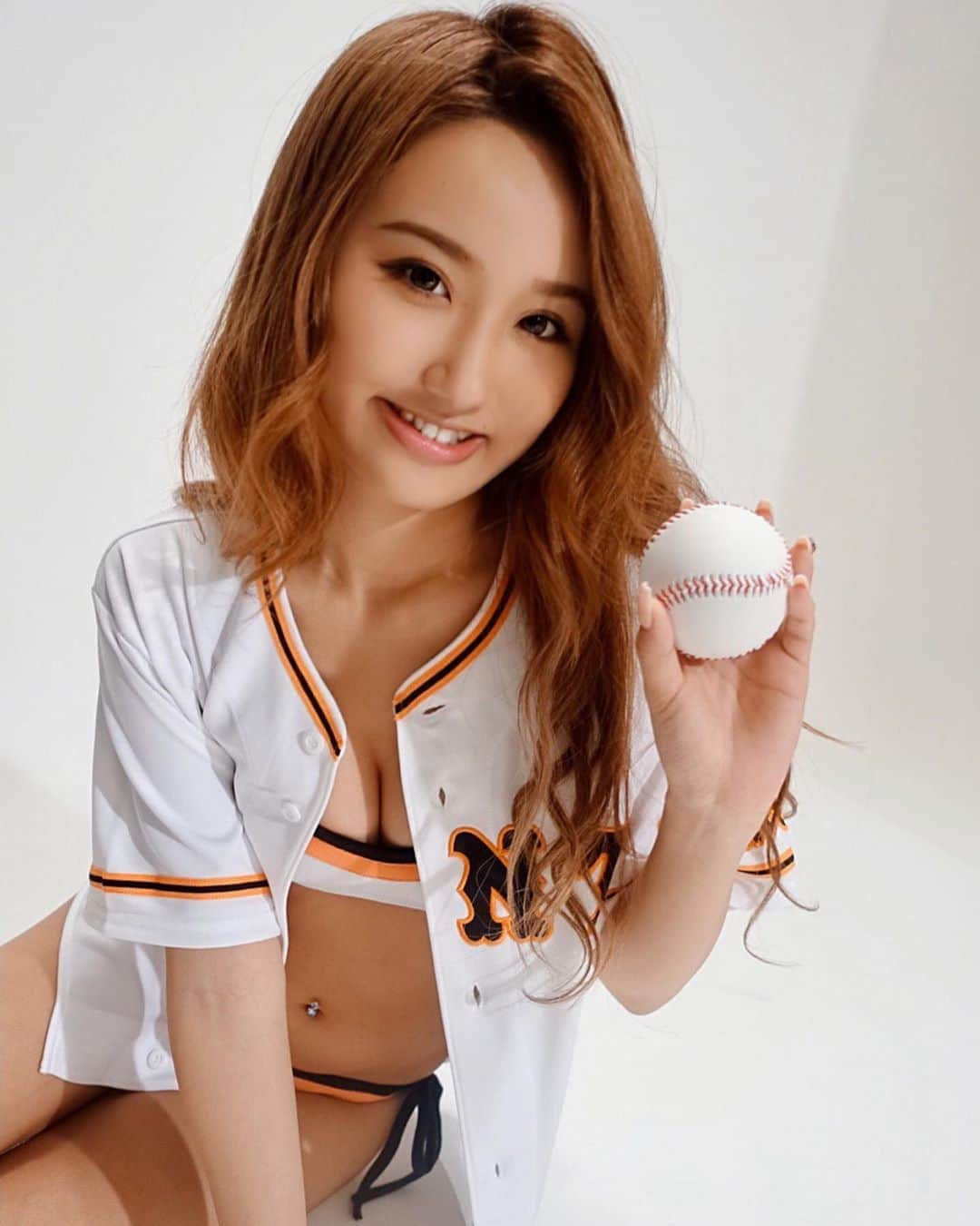 CYBERJAPAN Staffのインスタグラム：「#週刊プレイボーイ　#野球ガールズ 特集、#巨人 応援📣の　@cjd_elena ❣️ 週刊プレイボーイ📚12人のプロ野球ガールズ2020⚾️✨ . 3月16日（月）発売『週刊プレイボーイ13号』内のページ、『12人のプロ野球ガールズ　2020』の中で、 読売巨人軍担当で登場しています❣️🧡🖤 巨人さんの水着は、スタイリスト木村美希子さん　@mikilala0505 が、この撮影の為に作ってくれました。  サイン入りユニフォームも当たるのでぜひ紙面もチェック！ . #週刊プレイボーイ #野球ガール #giants #cyberjapan #cjd #cjd_elena #elena #サイバージャパン #巨人 #週プレ」