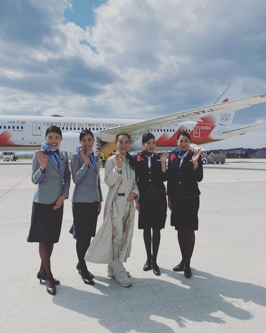 のインスタグラム：「日本が誇る航空機 安心安全に聖火を無事運んで帰ってくることに相当なプレッシャーもあったことでしょう。そして、プロとしての自負も、ここまでの何年かこの日の為に尽くされた人達の『涙』しっかり記録しました。  森会長が、直前に機長のお名前を秘書の方から聞き出し、実名を告げられた事にも感動しました。  突風になんか、負けないぞ！ そう思える聖火到着の日。 歴史的な瞬間を捉えることができました✨  We are proud of Japanese aircraft.  I thoughts they were under a lot of pressure to bring back the Olympic flame safely. Also they take pride that as professional. I filmed their tears that they made elaborate preparations for today.  I was moved the President of Tokyo 2020 Yoshiro MORI was speech a full name of the pilot in command which he asked the name of pilot from his secretary before the speech.  I won’t lose by a gust of wind, that I had feeling today. I was captured a historic moment.  #ブルーインパルス  #強風 #聖火 #olympics  #torch  #gustwind  #airplane  #relay  #relayjourney  #japan  #naomikawase  #olympicflame #olympicfilm」