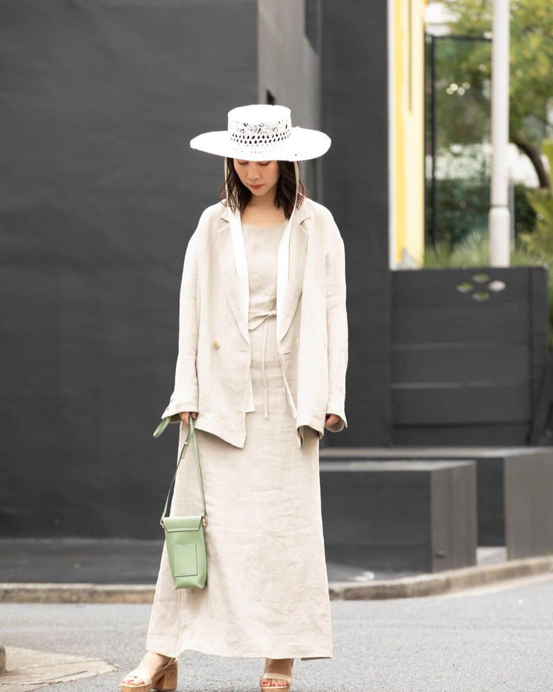 近野莉菜のインスタグラム：「STYLE SNAP☺︎ 上質なオーガニックリネンのセットアップ。 ナチュラルで柔らかい風合いと飾り過ぎないリラックスしたデザインが好みです。  Jacket 22,000yen+tax  Dress 19,000yen+tax Hat 8,000yen+tax  Bag 6,300yen+tax Shoes 12,000yen+tax  #SNIDEL #スナイデル @snidel_official_snap  @marshmallow_presscat」