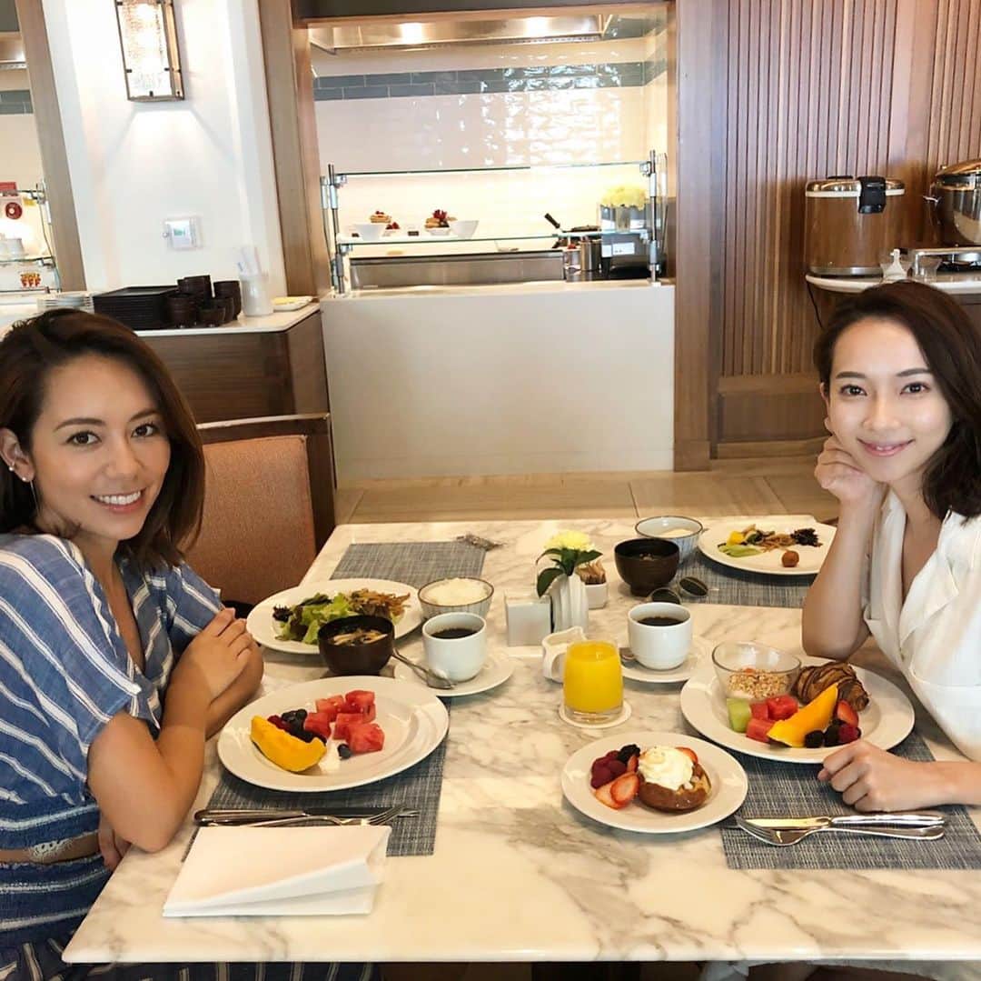 鮎河ナオミさんのインスタグラム写真 - (鮎河ナオミInstagram)「いつかのハレプナでのステイケーション🌊  インフィニティプールも、プールサイドで頂いたランチも、朝食のバインキングも最高でした✨  朝ご飯のバイキングでは、ご飯とお味噌汁をおかわり🍚  早くコロナ問題が落ち着いて、安心して暮らせる日が来ますように🙏 . . . . . #halepuna #staycation #latergram #tbt #hawaii #staysafe」3月20日 15時14分 - naomiayukawa