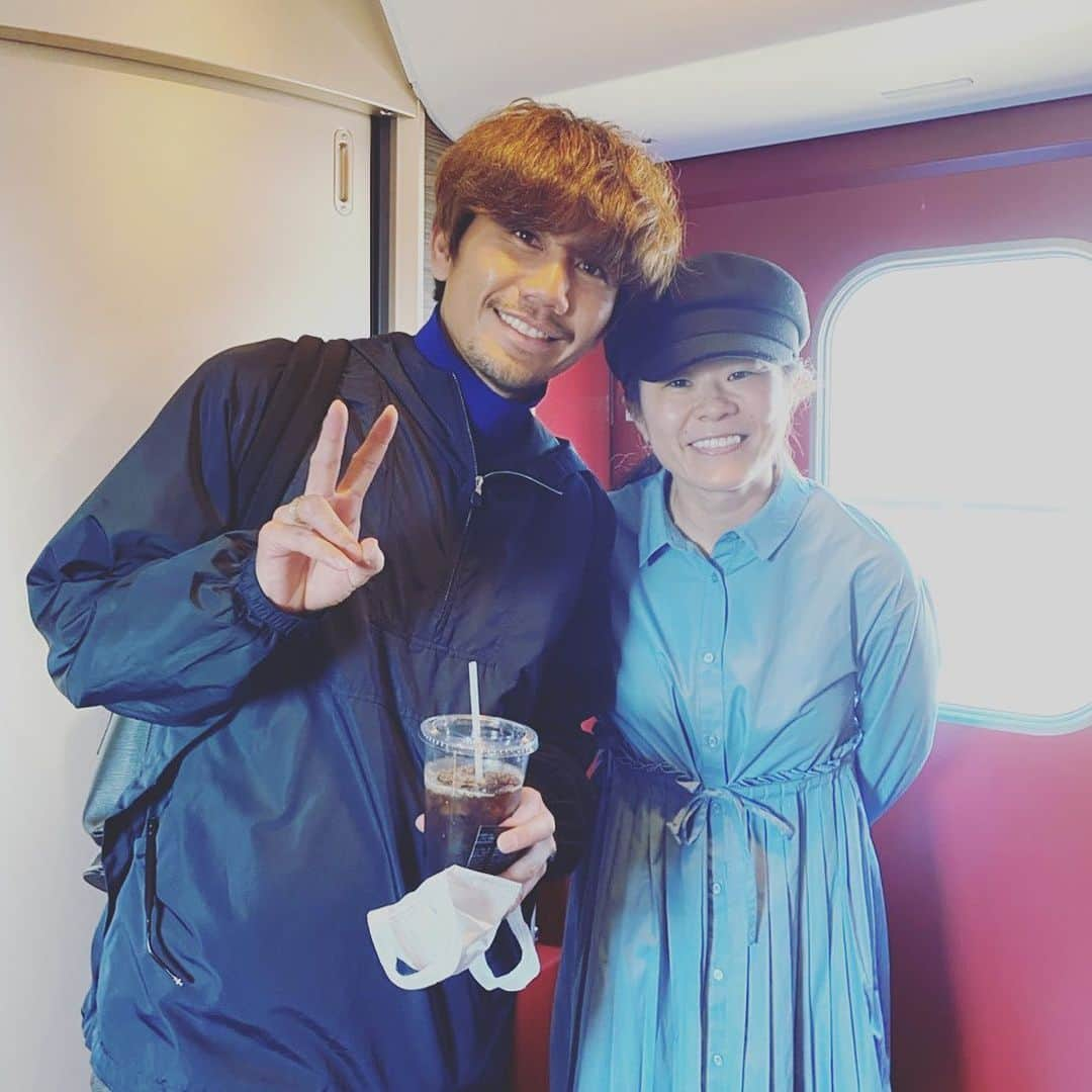 柏木陽介さんのインスタグラム写真 - (柏木陽介Instagram)「前日新幹線でばったり。  澤さん。  久しぶりに会えて、めちゃ嬉しかった！！！ やっぱり人間的にも素晴らしいから、あの活躍ができるんやなとシミジミ。  パワーもらったから、こんな状況の中でもしっかり準備していくでー。  みなさん、三連休楽しみつつ、気をつけてくださいね。  #澤穂希#ばったり#新幹線#昔は寿司行った#三連休楽しんで」3月20日 15時17分 - yosuke_kashiwagi