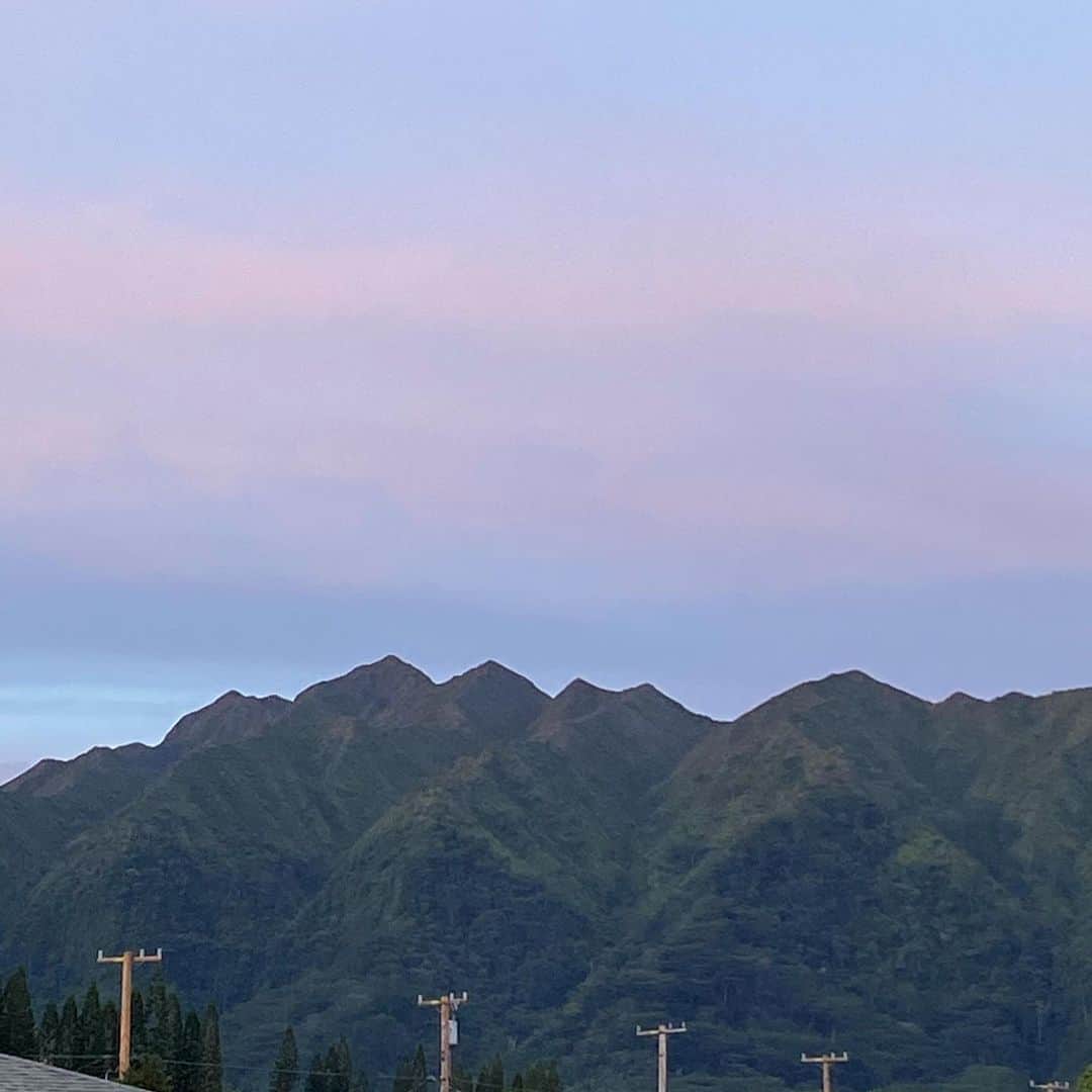 工藤まやさんのインスタグラム写真 - (工藤まやInstagram)「今日嬉しかったこと。 友達が救援物資を持って日本から会いに来てくれたこと。 トイレットペーパーを買えたこと。 マノアの山が綺麗だったこと。 #hawaii#」3月20日 15時21分 - mayahawaii325
