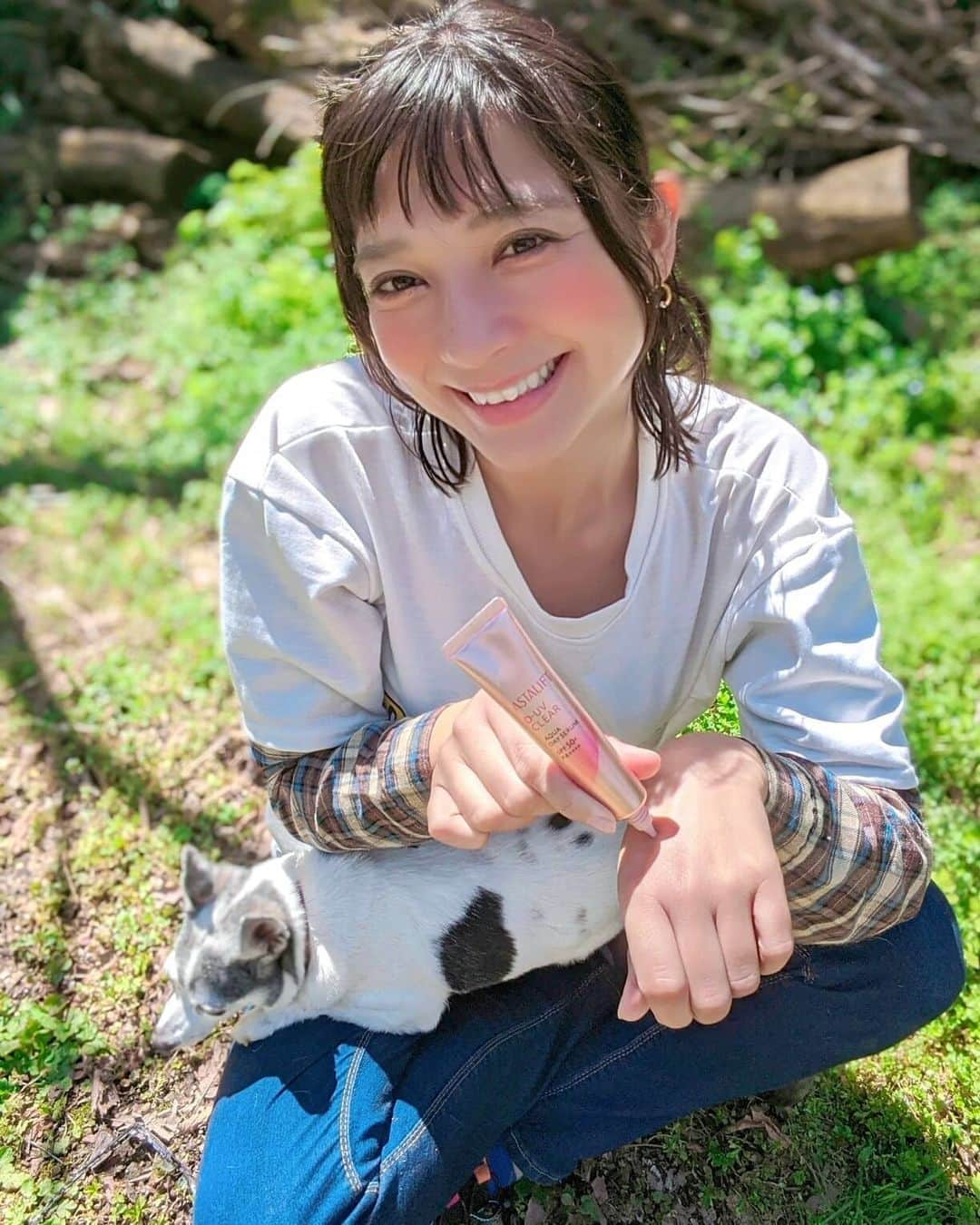 芳美リンさんのインスタグラム写真 - (芳美リンInstagram)「﻿ カンボジア旅中に、旅仲間から﻿ ﻿ リンちゃんは日焼け気にしないの？﻿ ﻿ と質問されたのですが、﻿ 一応気にしています！笑﻿ ﻿ 気にしているんですが、日差しを避ける生活はできないので、﻿ 塗る、スプレー、飲む、たまに注射や点滴、﻿ とやれることはすべてやっています😀笑﻿ ﻿ 紫外線がどんどん増す季節に突入。﻿ ﻿ アスタリフトの商品をいただいたので、ライン使いしはじめました★﻿ ﻿ アクアデイセラムは3月から新発売のアイテム♥﻿ ﻿ ﻿ 化粧下地で、SPF50は嬉しい😀☀﻿ 外で遊ぶときには必ずつけるようにします。﻿ ﻿ たっぷり外で遊んだあとは、﻿ ホワイト エッセンス インフィルトの美白美容液でケア。﻿ ﻿ 予防と、アフターケア、両方大事ですよね。﻿ アウトドア好きな方には特にオススメしたいです😀﻿ ﻿ ﻿ ﻿ @astalift_japan  #アスタリフト#アスタリフト2020美白andUV#PR﻿ #ハイキング#キャンプ#アウトドア女子#アウトドア#アウトドアコスメ#美意識#コスメ﻿ ﻿ ﻿」3月20日 15時30分 - lynn.lynn5