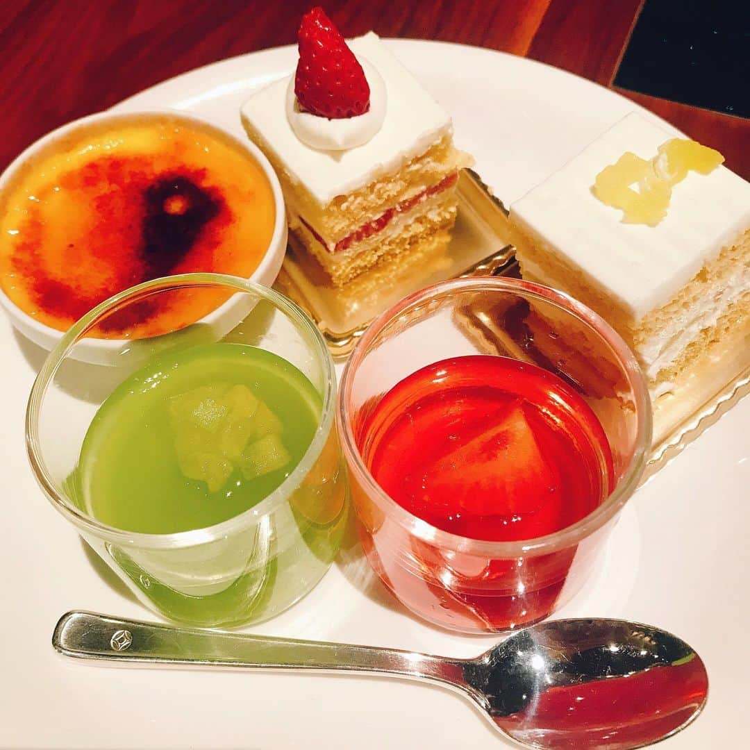 DJ MANAMI（松迫愛実）さんのインスタグラム写真 - (DJ MANAMI（松迫愛実）Instagram)「@hotelnewotanitokyo garden lounge﻿ AMAOU SWEETS BUFFET🍓﻿ ﻿ あまおうのスウィーツも感動する美味さでしたが、個人的にサンドウィッチ優勝でした。﻿ 一口サイズのサンドウィッチにフレンチフルコースが凝縮されたかのような贅沢なお味。﻿ ロゼとの相性抜群でした。﻿ ﻿ 4月末まで毎週木、金は素敵なDJが素敵なビュッフェと共に素敵な音楽をお届けしていますので、スイーツ女子&男子のみなさま、是非！﻿ ﻿ ﻿ ﻿ #あまオータニ #ニューオータニ #thenewotani #buffet #sweets﻿ #dj #djmanami #femaledj」3月20日 15時36分 - djmanami