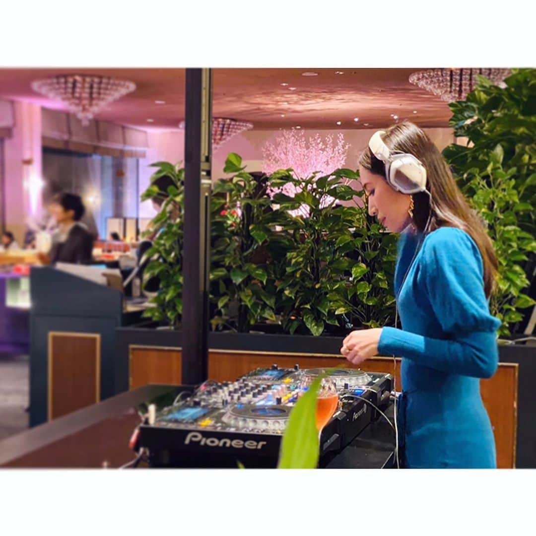 DJ MANAMI（松迫愛実）のインスタグラム：「@hotelnewotanitokyo garden lounge﻿ AMAOU SWEETS BUFFET🍓﻿ ﻿ あまおうのスウィーツも感動する美味さでしたが、個人的にサンドウィッチ優勝でした。﻿ 一口サイズのサンドウィッチにフレンチフルコースが凝縮されたかのような贅沢なお味。﻿ ロゼとの相性抜群でした。﻿ ﻿ 4月末まで毎週木、金は素敵なDJが素敵なビュッフェと共に素敵な音楽をお届けしていますので、スイーツ女子&男子のみなさま、是非！﻿ ﻿ ﻿ ﻿ #あまオータニ #ニューオータニ #thenewotani #buffet #sweets﻿ #dj #djmanami #femaledj」