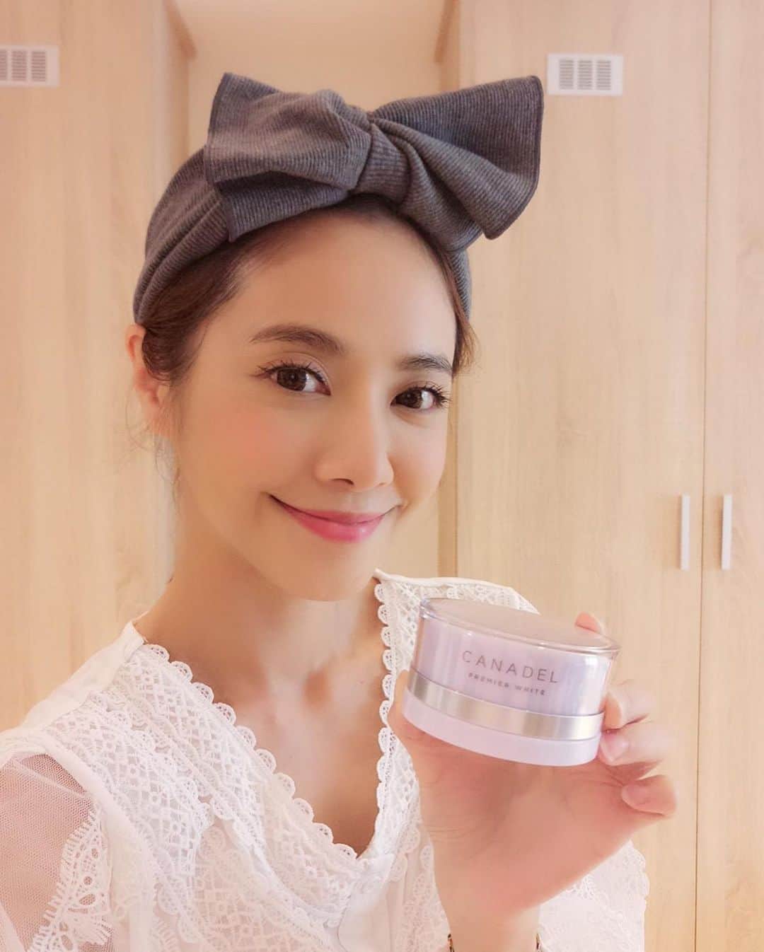 Miaのインスタグラム：「以前使用美白產品最怕皮膚敏感的問題！尤其很多美白保養品都會加上酒精擦了反而讓皮膚更容易乾燥！所以在挑選美白產品真的都要小心翼翼！細心挑選大膽的嘗試！珂娜希的全方位淨白凝霜沒有添加酒精、人工色素、人工香料連敏感肌也可以安心使用！❤️ 同時具備化妝水, 精華液,乳霜, 按摩霜, 面膜5種功能！一瓶抵五瓶同時兼具 美白、保濕、預防粗糙、修護角質、按摩的效果！可以抑制斑點形成讓肌膚更嫩白！ 味道聞起來也很香, 添加天然精油 擦起來散發舒服的花香味讓保養的同時也能舒緩放鬆👍 懶人保養一瓶擦起來❤️ https://is.gd/qyKwlB #白白嫩嫩#跟著米姨來保養 #CANADEL #珂娜希 #全方位淨白凝霜 #進攻型美白 @canadel.tw」