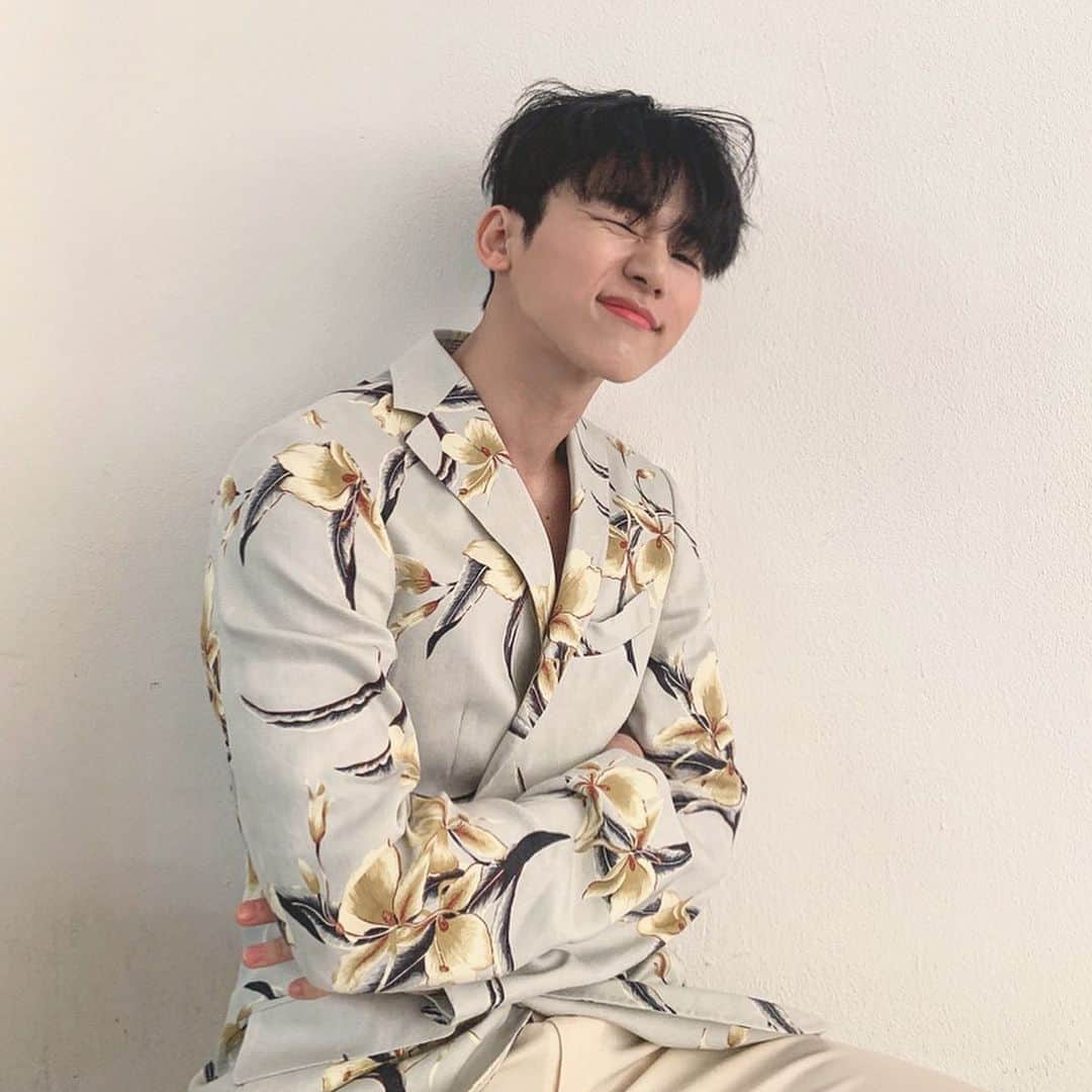 インス のインスタグラム：「증말 못하네요 윙크 >_-」