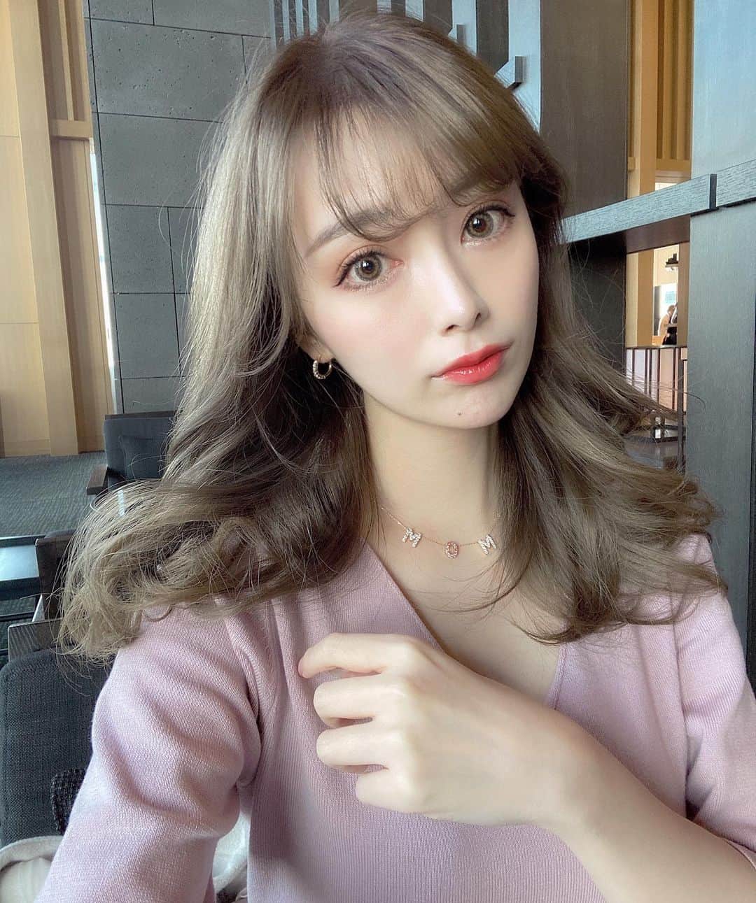のインスタグラム：「3連休〜🥳✨✨✨ みんな何するの？🌸💕💕 . .  @shun_0824 カラーしてもらって、ちょっと色落ちてきていいかんじ❤️❤️❤️ . .  前回よりも、色持ちが良くなるようにしてもらったけどグレーのまま🍓 透き通るようなグレー、大好き💓💓 . . 勿論医療トリートメントもしてもらったよん😛✨ . . しゅんぴありがとー❣️ . . そしてアマンでアフタヌーンティー☕️したので、ちゃんとしたジュエリーを😍 全部　@loveis_tokyo 💎❤️ イニシャルネックレス✨ エタニティピアス✨ うつってないけどエタニティリング✨ お揃いで買いましたって報告してくれるのめっちゃ嬉しいよー❣️ . . #amantokyo#アマン東京#アマン東京アフタヌーンティー#aman#アフタヌーンティー#アフタヌーンティー巡り#苺#アフタヌーンティー部#rienda ﻿ #表参道#omotesando#青山#aoyama#シースルーバング#美容室#シアーベージュ#トリートメント#セミロング#韓国ヘア#ヨシンモリ#ヘアアレンジ#머리스타그램#셀카#셀피#셀스타그램#훈스타그램#얼스타그램#根元パーマ#シースルーバング#グレージュ#グレージュカラー」